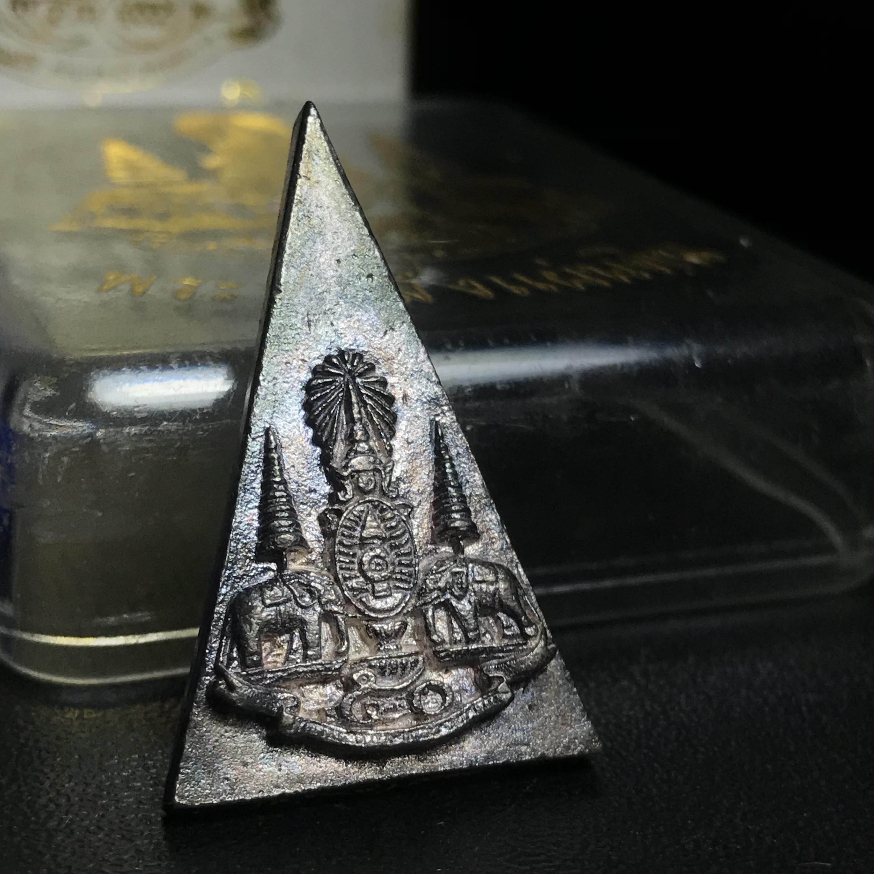 พระกำลังแผ่นดิน (สมเด็จจิตรลดา2) จัดสร้างเฉลิมพระเกียรติ ร.9 ครองราชย์ 50 ปี 2539 เนื้อเงิน(ผิวเดิมขึ้นสีรุ้งสวยมาก)(สร้างน้อยหายาก)พร้อมกล่องบรรจุเดิมครบสมบูรณ์ยุคแรก(1ใน2539องค์)