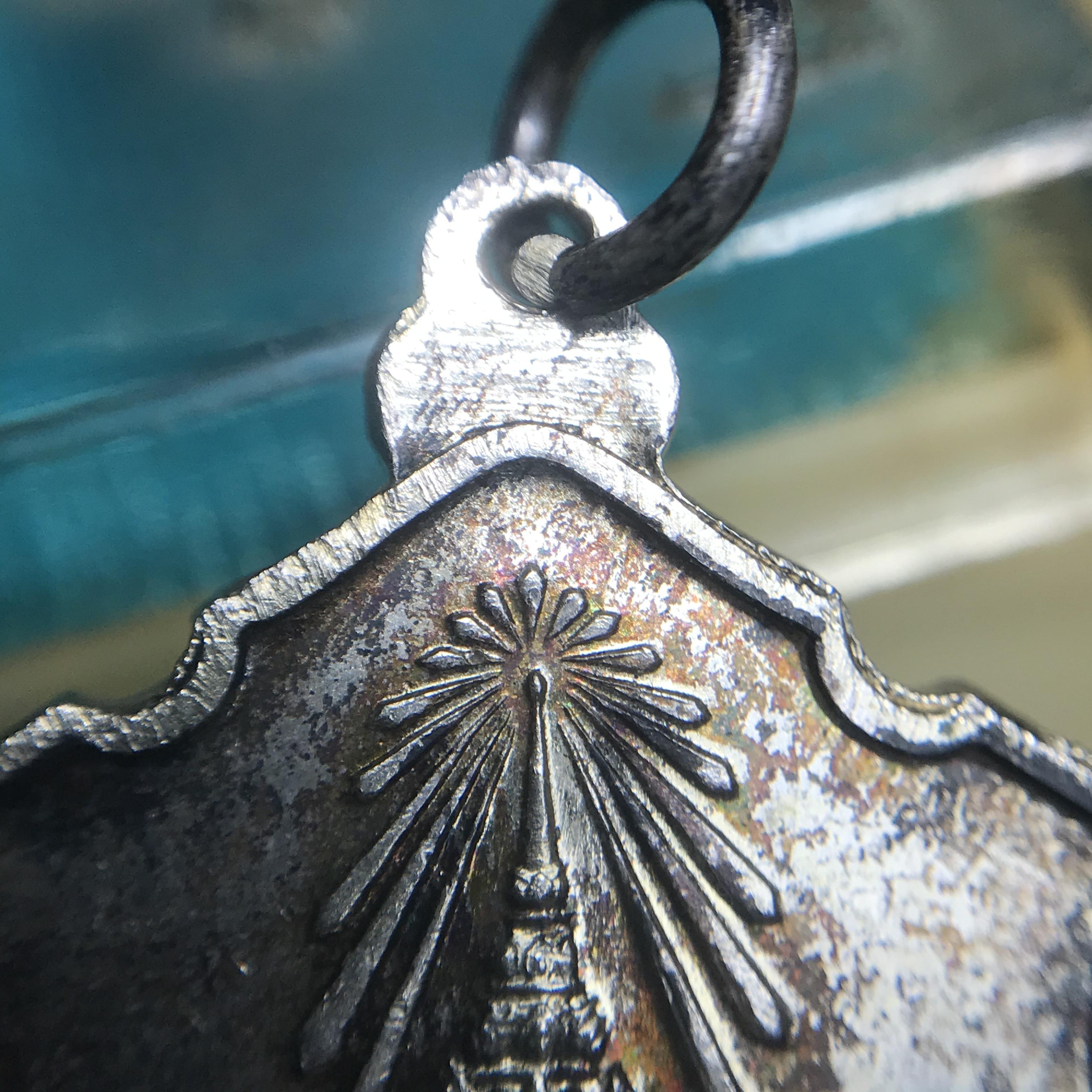 เหรียญในหลวงทรงผนวช กองทัพภาคที่3 ปี2517 เนื้อเงิน(ในหลวงรัชกาลที่9เสด็จในพิธี)(คัดสภาพสวย ผิวเดิม เส้นวงเดือนวิ่งคมชัด สวยมาก)(1ใน2000เหรียญ)