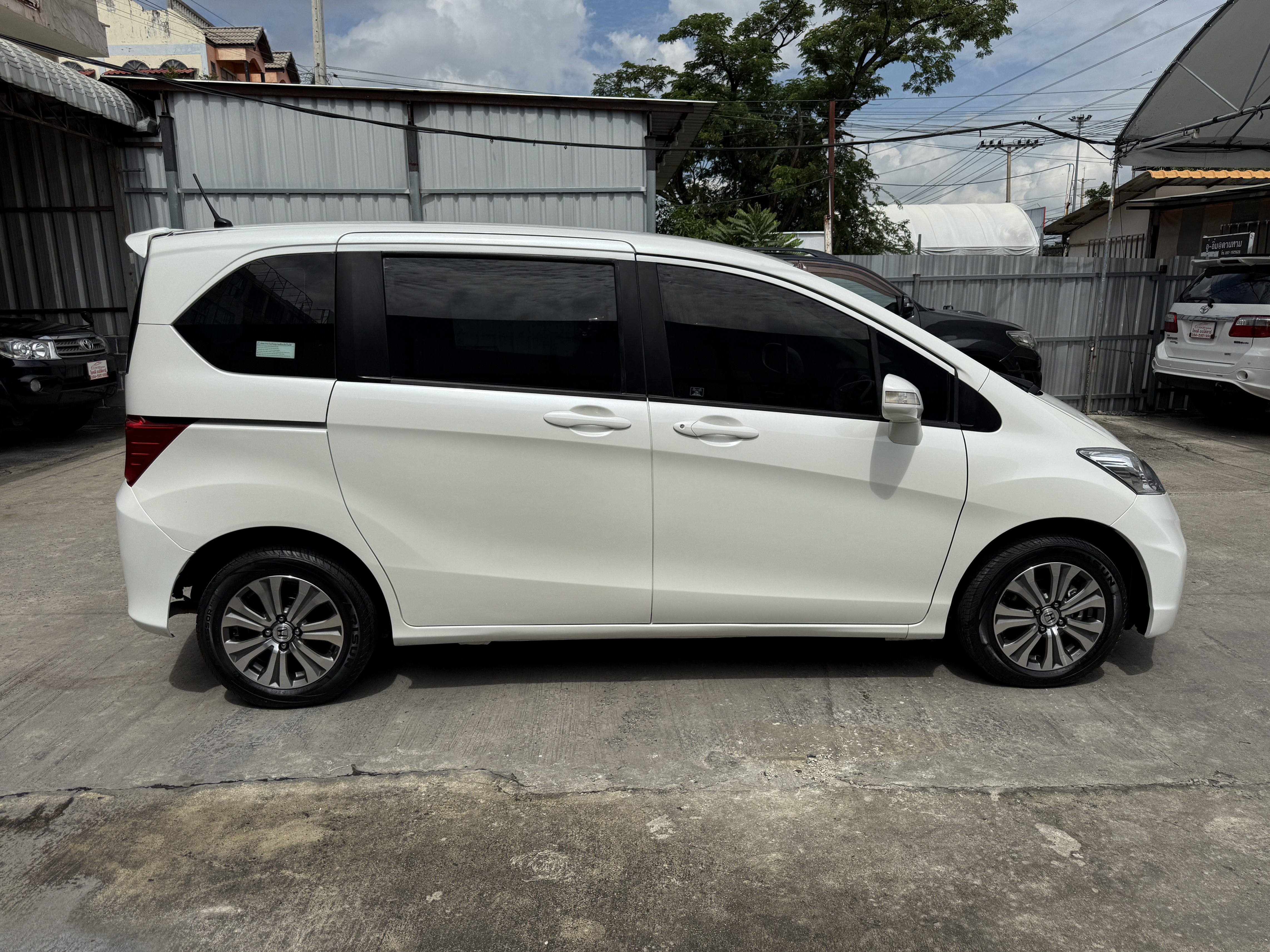 Honda Freed 1.5 E แอร์หลัง At 2015 ขาวมุก