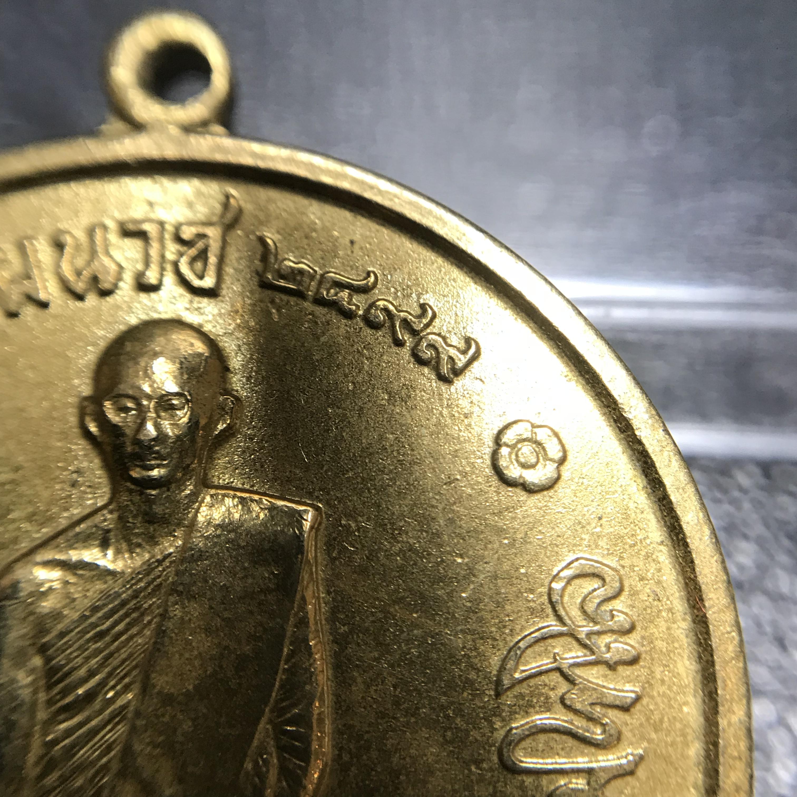 เหรียญทรงผนวช ในหลวงรัชกาลที่9 วัดบวรนิเวศวิหาร พ.ศ.2508 เนื้อทองเหลืองฝาบาตร พิมพ์ธรรมดา(เจดีย์ไม่เต็ม) บล็อกหลังอัลปาก้า สภาพสวยสุดๆคมๆหายาก