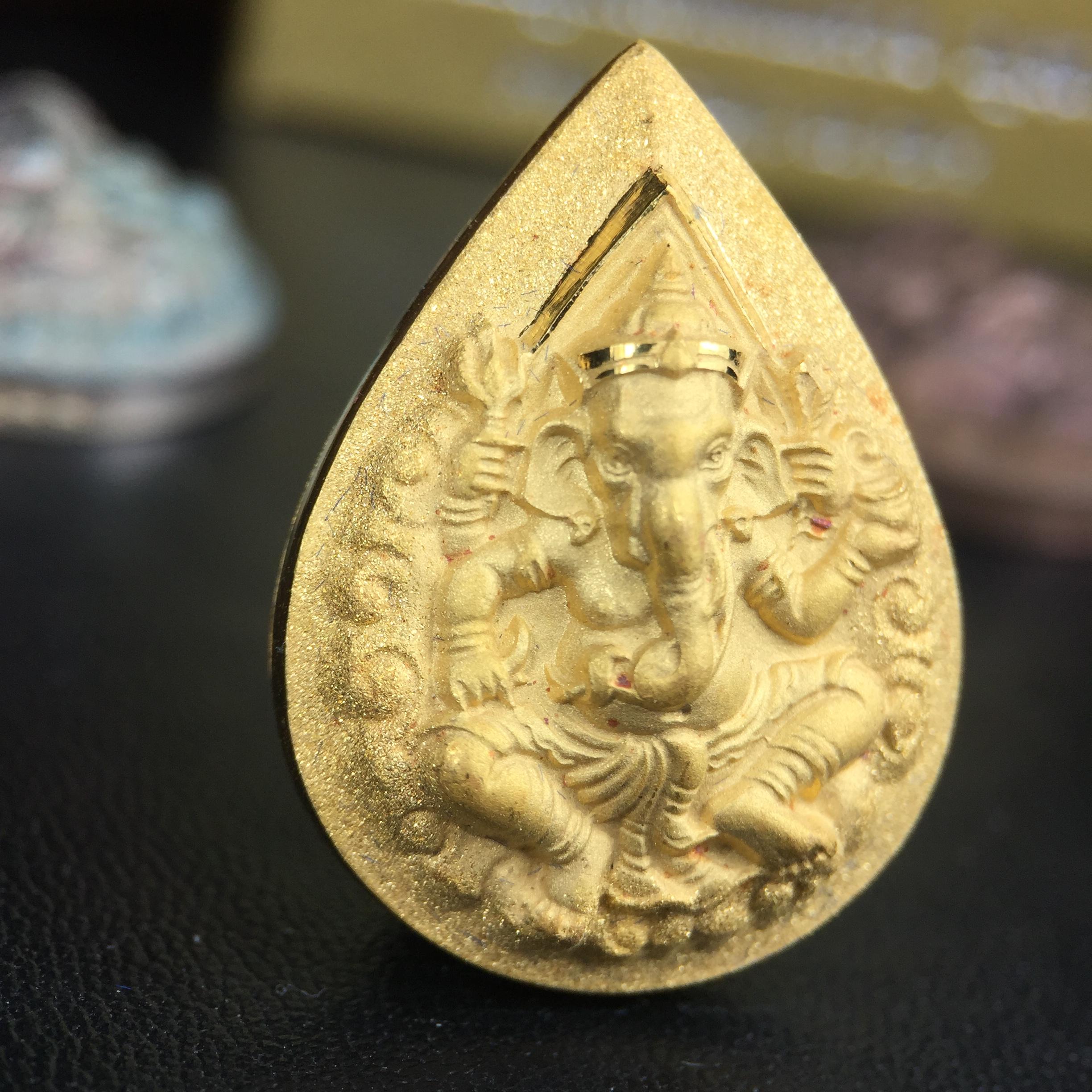 เหรียญพระพิฆเนศวร ญสส. ชุดกาญจนาภิเษกครองราชย์ 50 ปี พุทธศักราช 2538 วัดบวรนิเวศวิหาร ชุดทองคำพิมพ์ใหญ่(2.9 ซม.)(เนื้อทองคำ+เนื้อเงิน+เนื้อทองทิพย์) สภาพสวยเดิมพร้อมกล่องบรรจุเดิม ตอกโค๊ดหมายเลขกำกับ 634(พิธีใหญ่ พุทธศิลป์งดงาม)(นิยมหายาก)1 ใน 939 ชุด