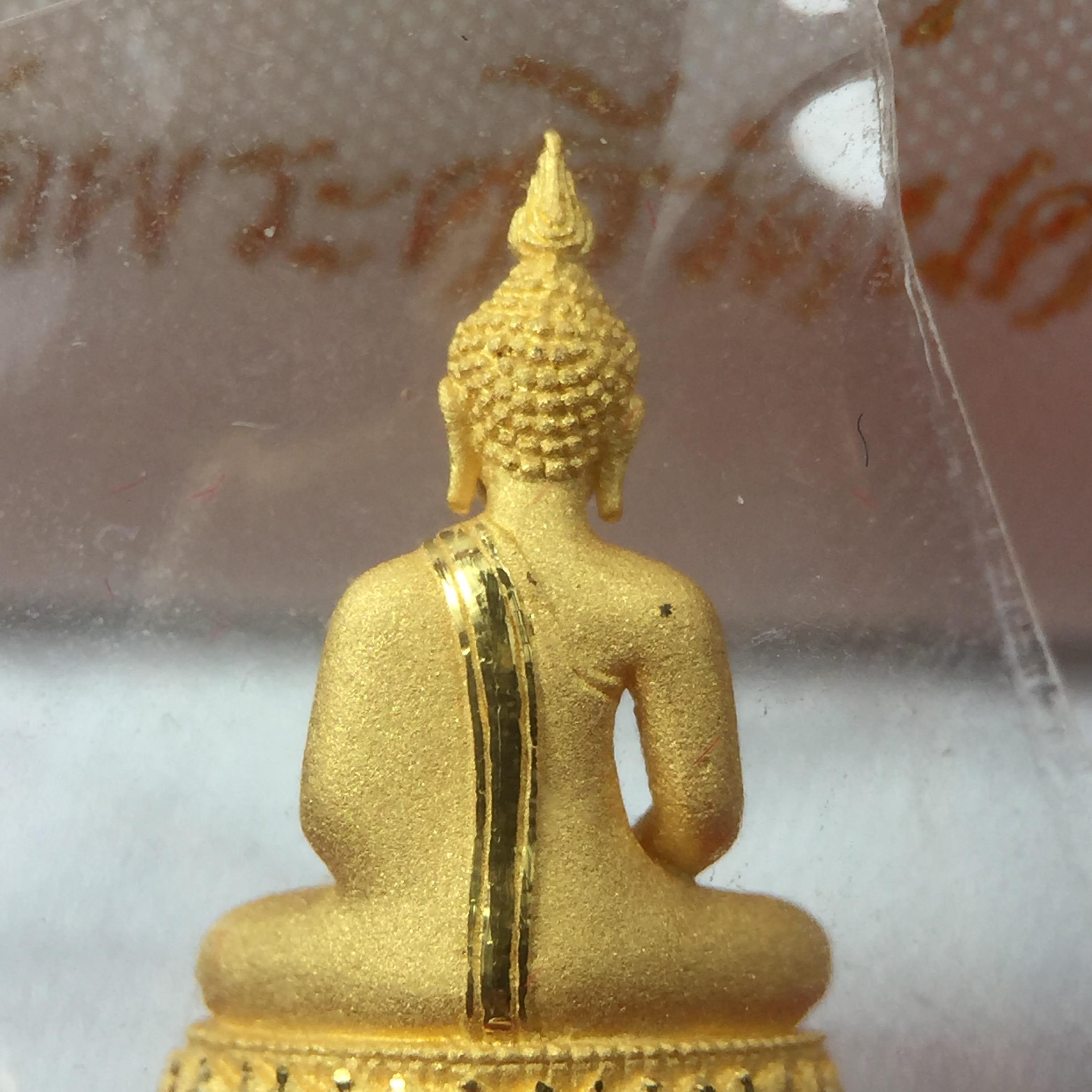 พระชัยวัฒน์พุทธสิหิงค์ ภปร. รุ่นสร้างหอพระธรรมศาสตร์ ปี2542 เนื้อทองคำ(5.9 กรัม)(ผิวเดิม ซีนซองเดิม กล่องครบสวยสมบูรณ์) มหาพิธี 3วาระอันยิ่งใหญ่(ตอกโค๊ตและหมายเลข๘๒๑) (1ใน5000องค์)