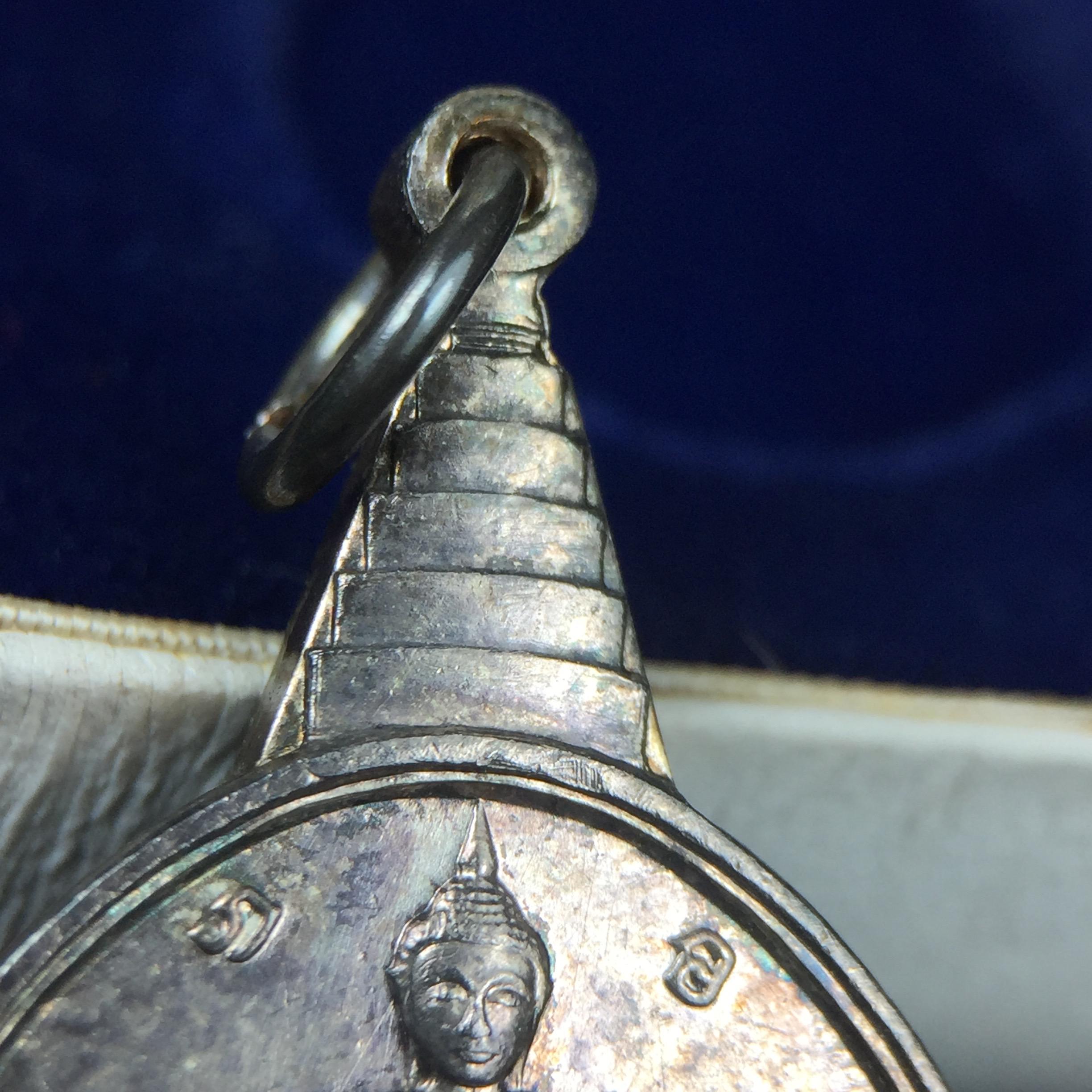 เหรียญพระชัยหลังช้าง หลัง สก. ปี 2535 เนื้อเงินพร้อมกล่องบรรจุเดิม พิธีใหญ่ สภาพสวยผิวเดิมๆ หายากมาก