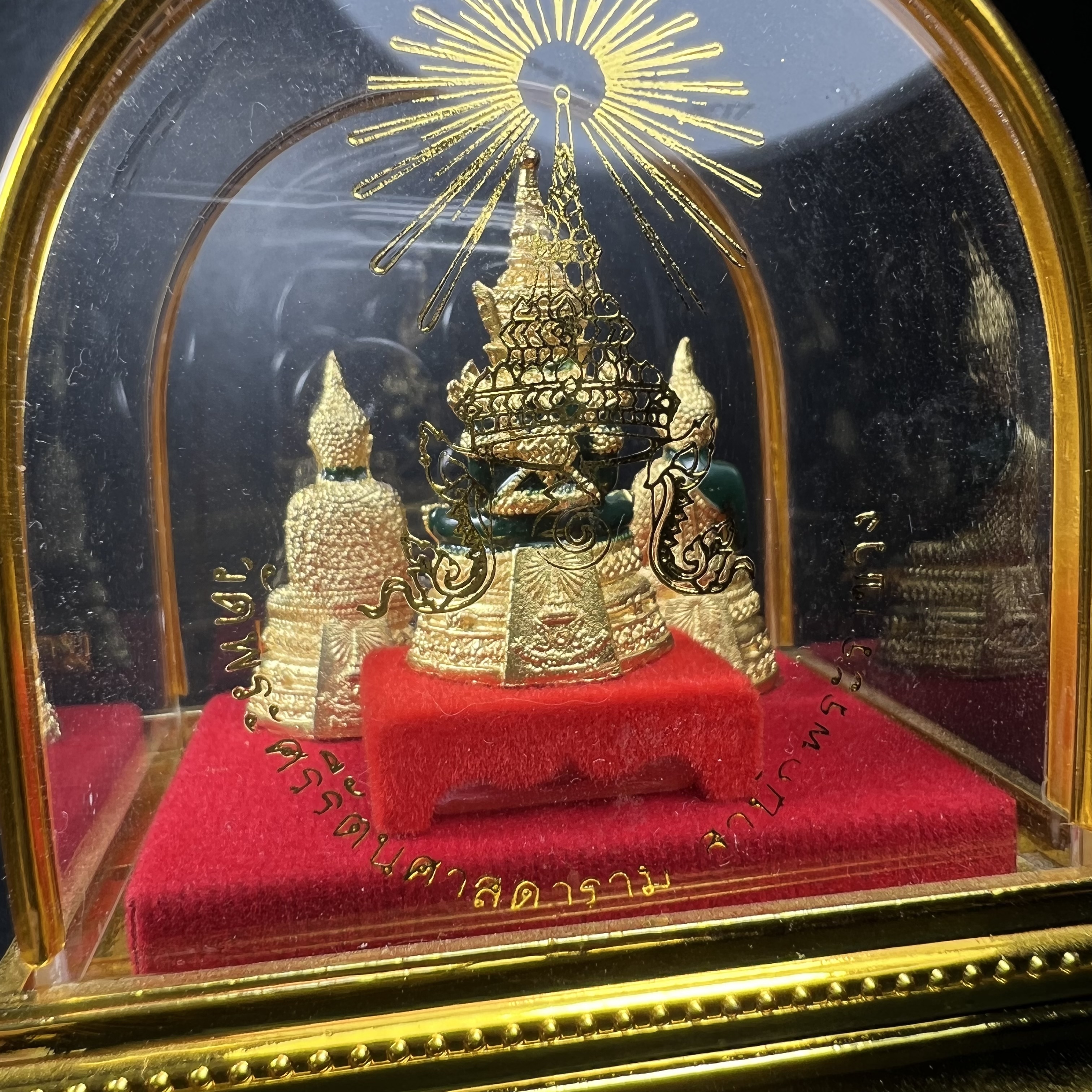 พระพุทธมหามณีรัตนปฏิมากร(พระแก้วมรกต) วัดพระศรีรัตนศาสดาราม สำนักพระราชวัง จัดสร้าง พิมพ์ทรงเครื่อง 3 ฤดู(ร้อน ฝน หนาว) หน้าตัก 1 นิ้วพร้อมครอบตู้เดิม(บรรจุมวลสารใต้ฐาน)