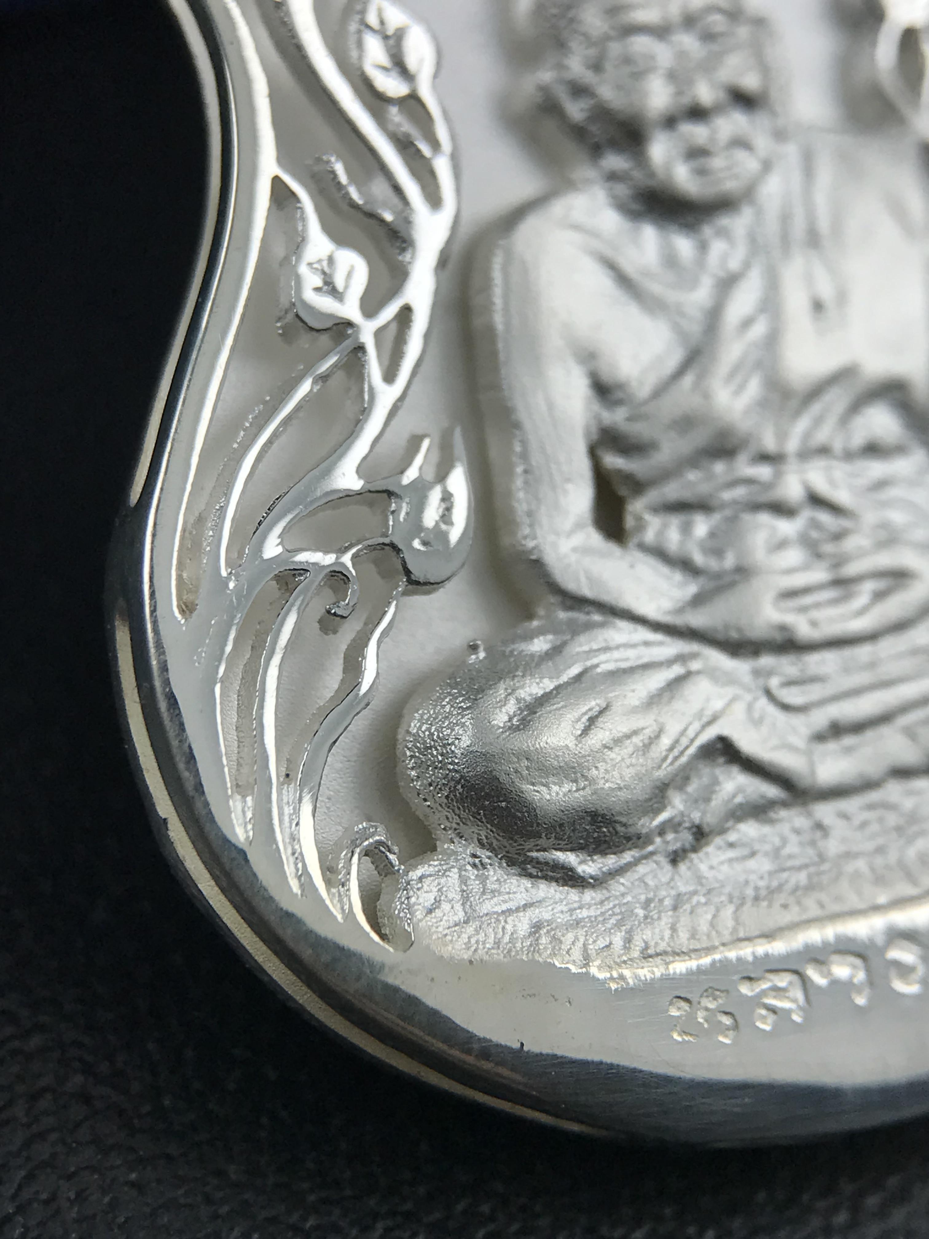 เหรียญหลวงปู่ทวด พระนามาภิไธย สก. แบบงานฉลุโบราณ(HAND MADE) ปี 2544 เนื้อเงิน(ผิวสวย) พิธีปลุกเสก ณ อุโบสถวัดช้างให้ และ พิธีมังคลาภิเษก ณ พระอุโบสถ วัดพระศรีรัตนศาสดาราม(วัดพระแก้ว) (1 ใน 2000 เหรียญ)พบเจอน้อยหายากมาก