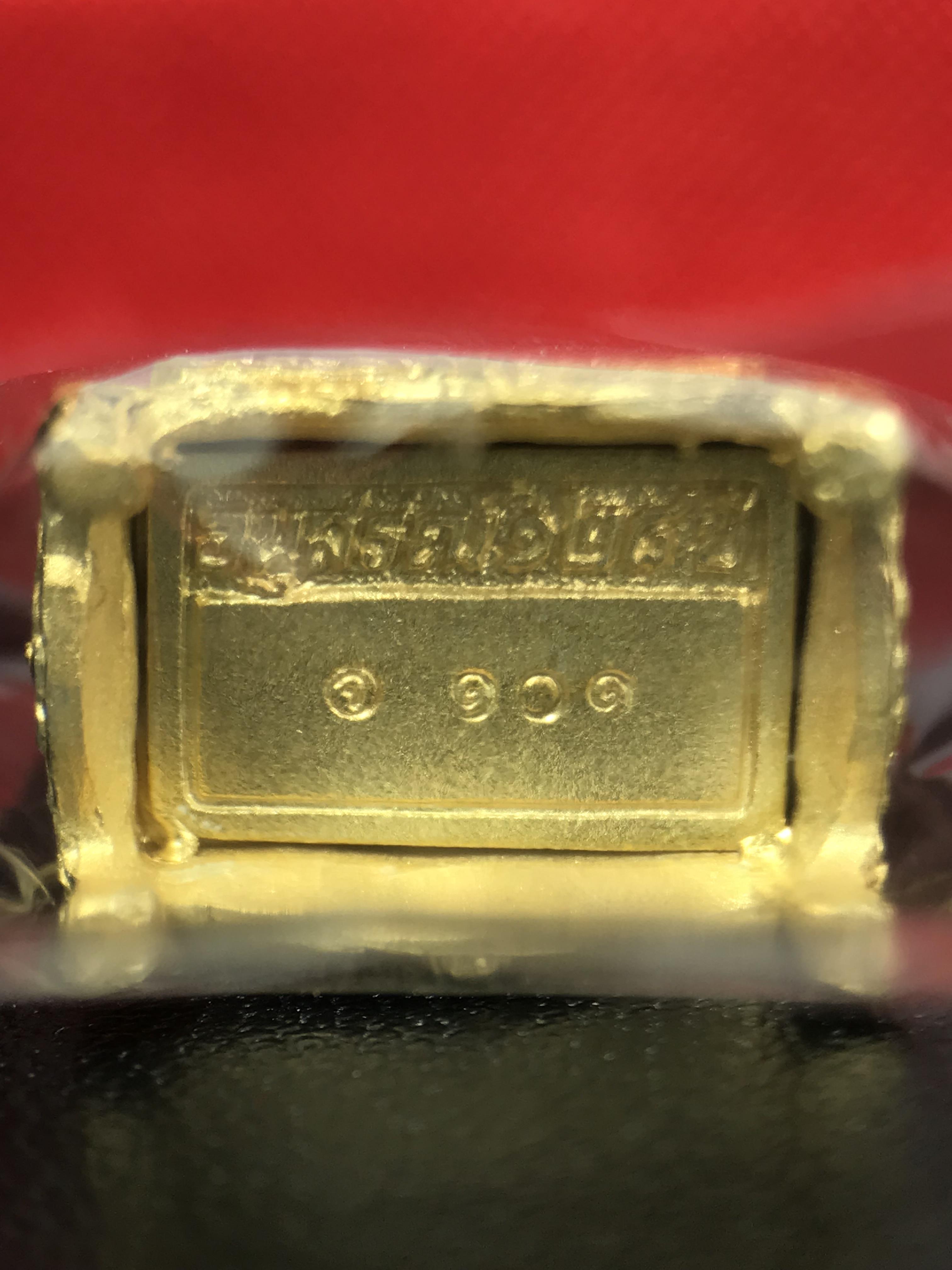 สมเด็จพุฒาจารย์ (โต พรหมรังสี) อนุสรณ์ 128 ปี สมเด็จพระญาณสังวร สมเด็จพระสังฆราช ทรงเมตตาอธิฐานจิต ปี 2543 มหาพุทธาภิเษก 3วาระ รูปเหมือนลอยองค์พิมพ์ใหญ่เนื้อเงินสามกษัตริย์ ขนาด 1.5 x 2.5 ซม. ทรงคุณค่าทั้งด้านความงานด้านพุทธศิลป์ และพุทธคุณ