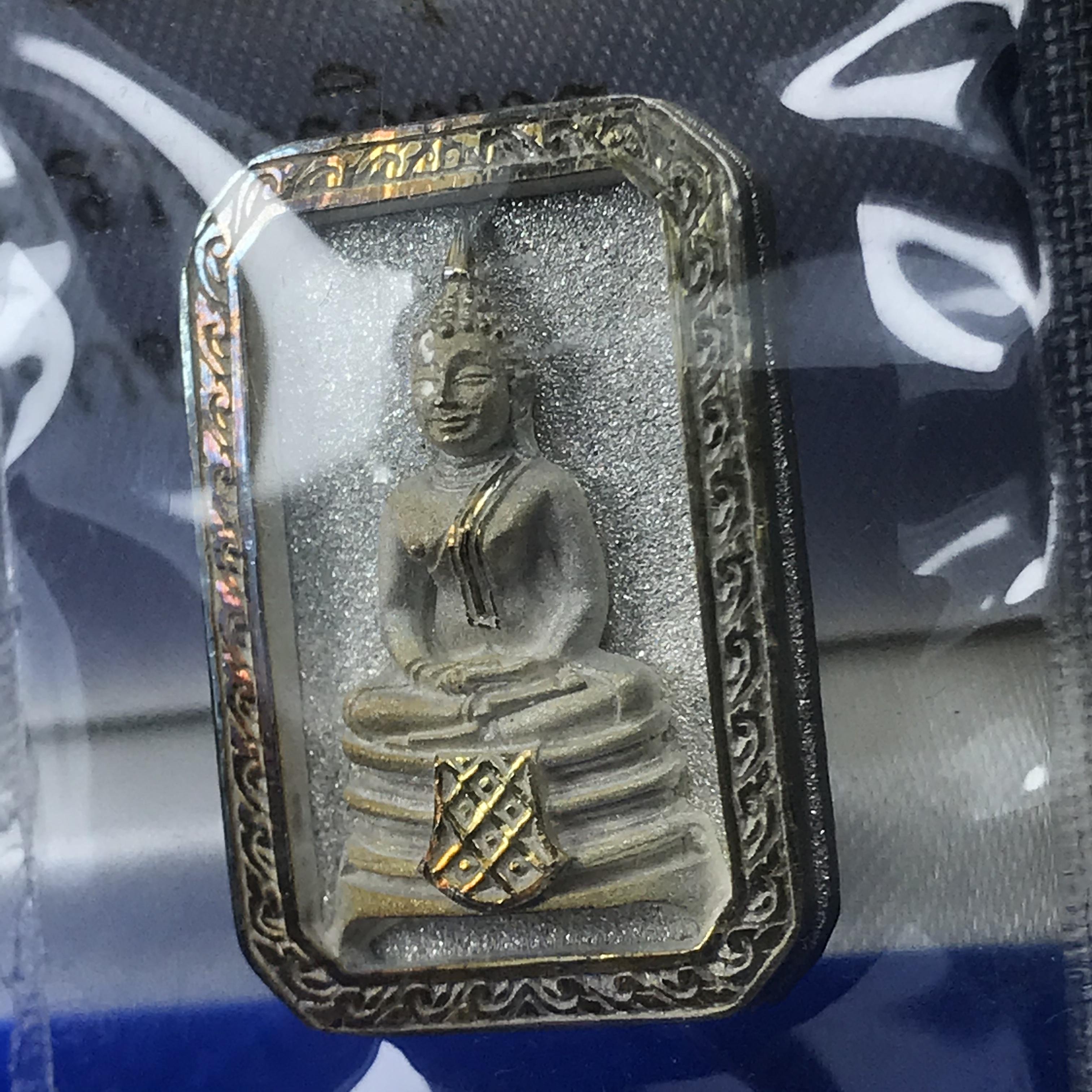 พระพุทธโสธร(หลวงพ่อโสธร) รุ่นสร้างอุโบสถ ปี2539 เนื้อเงิน พิมพ์แปดเหลี่ยม(หายาก) สภาพสวยผิวเดิมขึ้นน้ำทองสีรุ้งแบบนิยม กล่องบรรจุเดิมครบสมบูรณ์