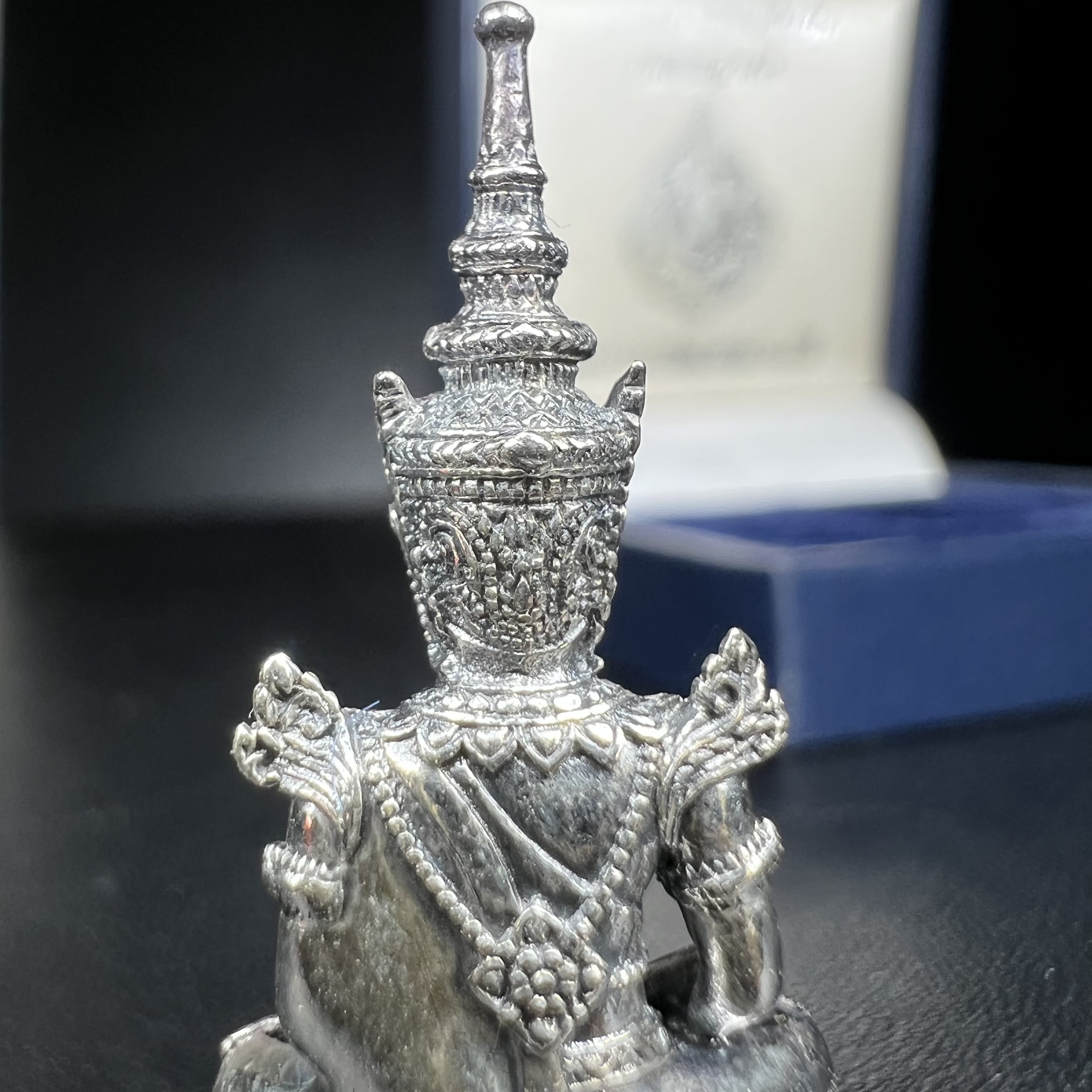พระแก้วมรกต กรมสรรพสามิตจัดสร้างขึ้นเนื่องในโอกาสครบรอบ 64 ปีของกรมสรรพสามิต และเนื่องในวโรกาสที่พระบาทสมเด็จพระเจ้าอยู่หัวทรงครองราชย์ครบ 50 ปีในปีกาญจนาภิเษก เมื่อ พ.ศ.2539 เนื้อเงินรมดำขัดเงาพร้อมกล่องบรรจุเดิม
