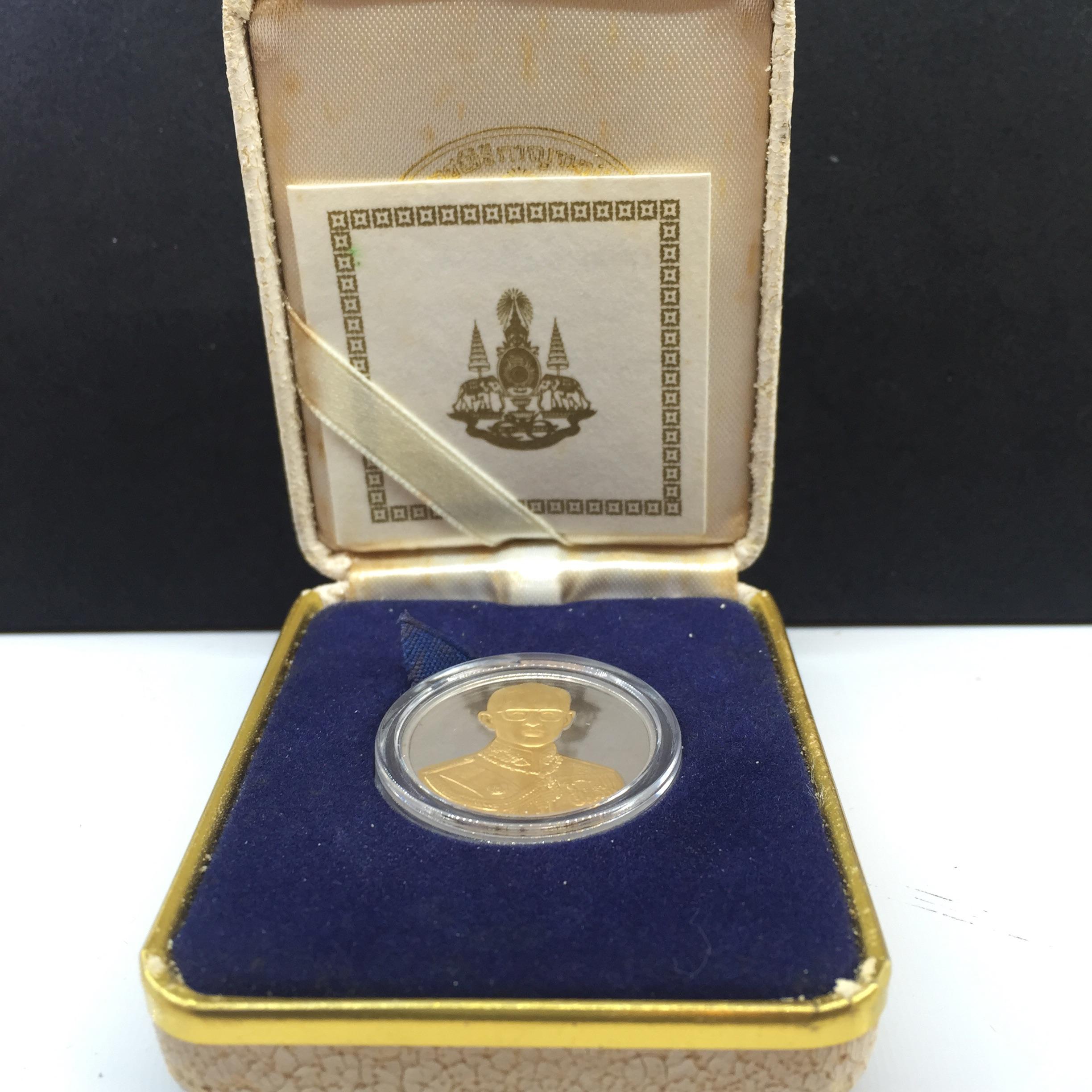 เหรียญที่ระลึก "คามิโอ" เนื้อเงินขัดเงาหน้าทองคำ เนื่องในมหามงคลวโรกาสที่พระบาทสมเด็จพระเจ้าอยู่หัว ครองราชย์ครบ 50 ปี พ.ศ. 2539