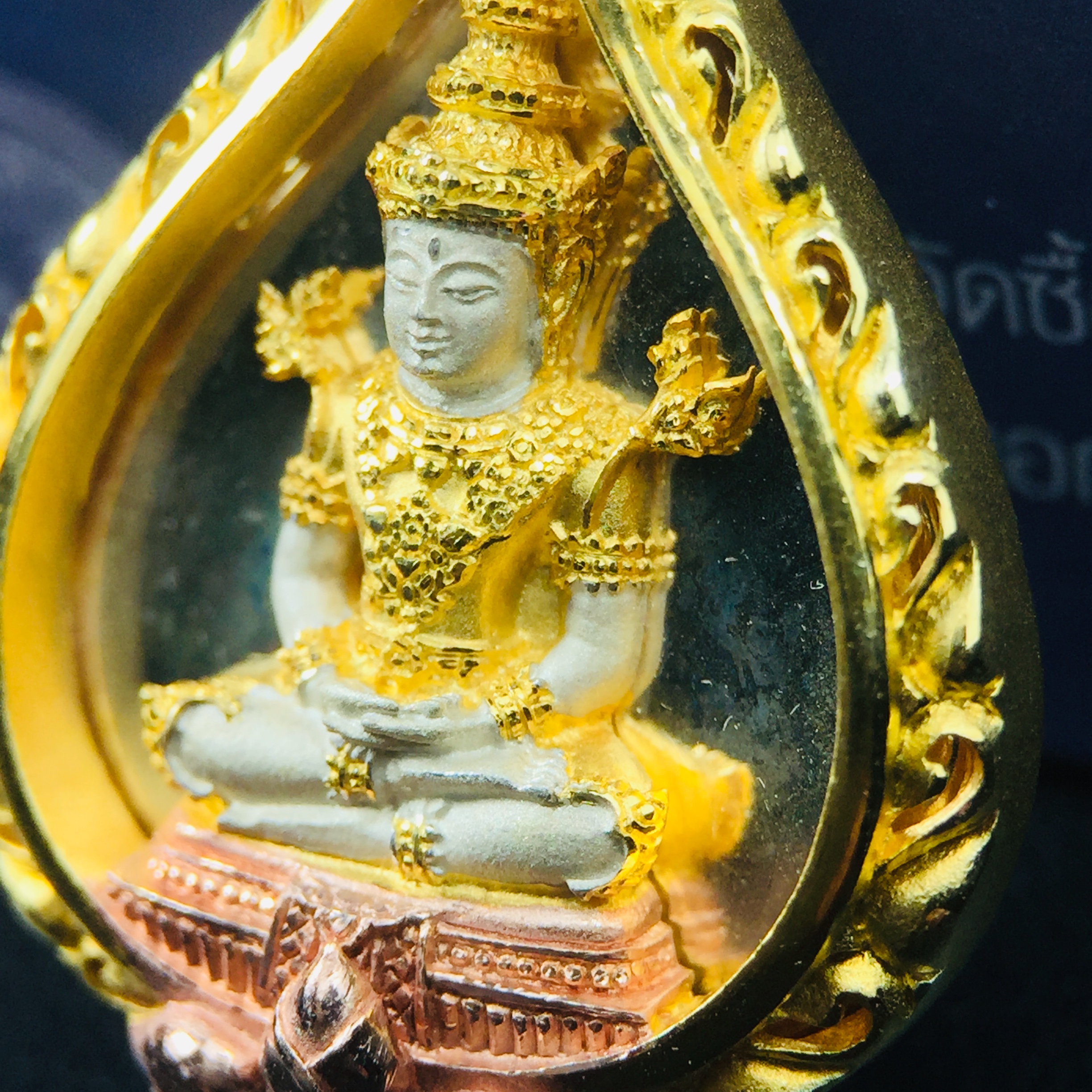 พระแก้วมรกต ภปร. ปี2547 จัดสร้างโดย รพ.ภูมิพลฯ เนื้อเงิน (3 กษัตริย์)เหรียญทรงดอกบัว งดงามทรงคุณค่าอีกหนึ่งรุ่นยอดนิยม หายาก(1ใน3000องค์)