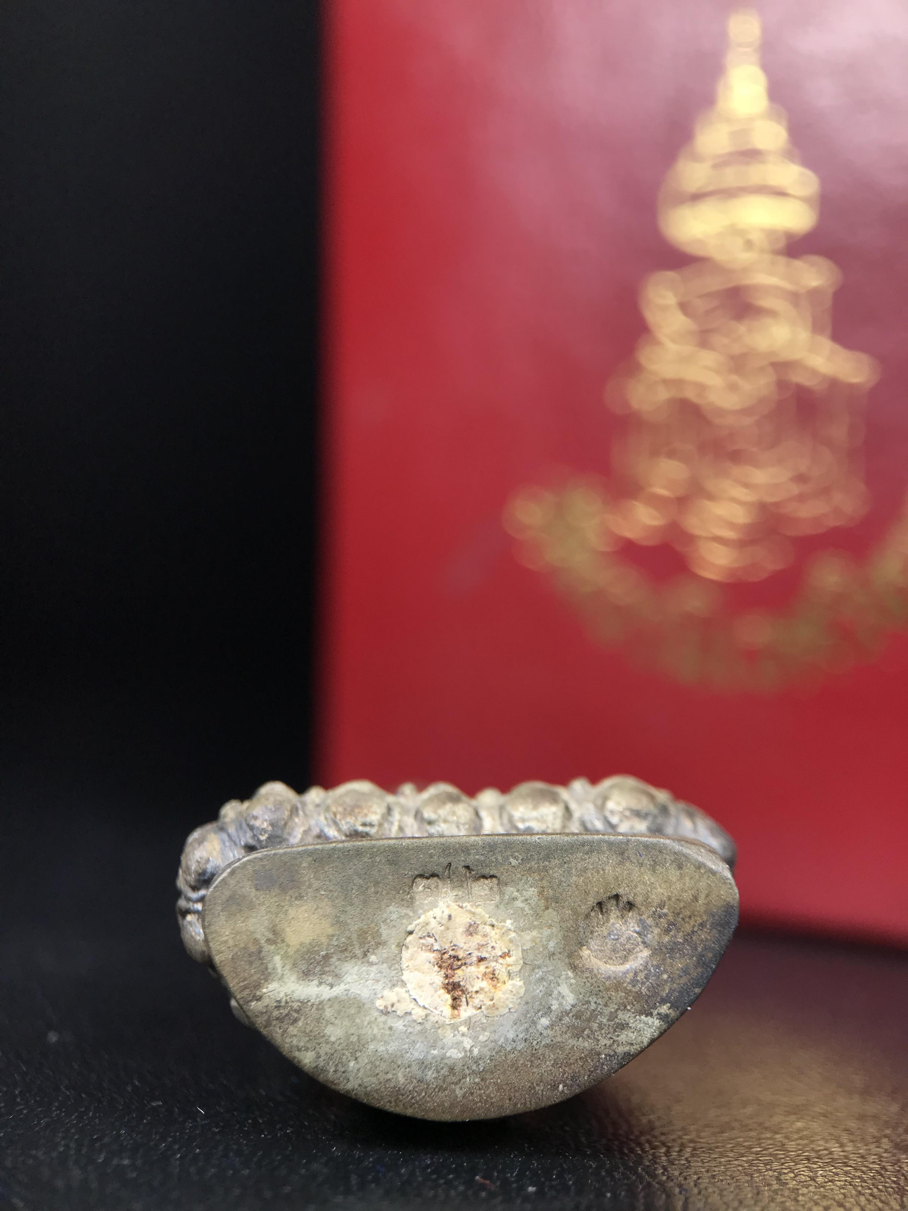 พระอวโลกิเตศวร (เจ้าแม่กวนอิม) วัดบวรนิเวศวิหาร ปี 2538 เนื้อเงินพ่นทราย อุดผงจิตรลดา เกศาสมเด็จพระสังฆราช วัดบวรนิเวศวิหาร(พบเจอน้อยหายาก)