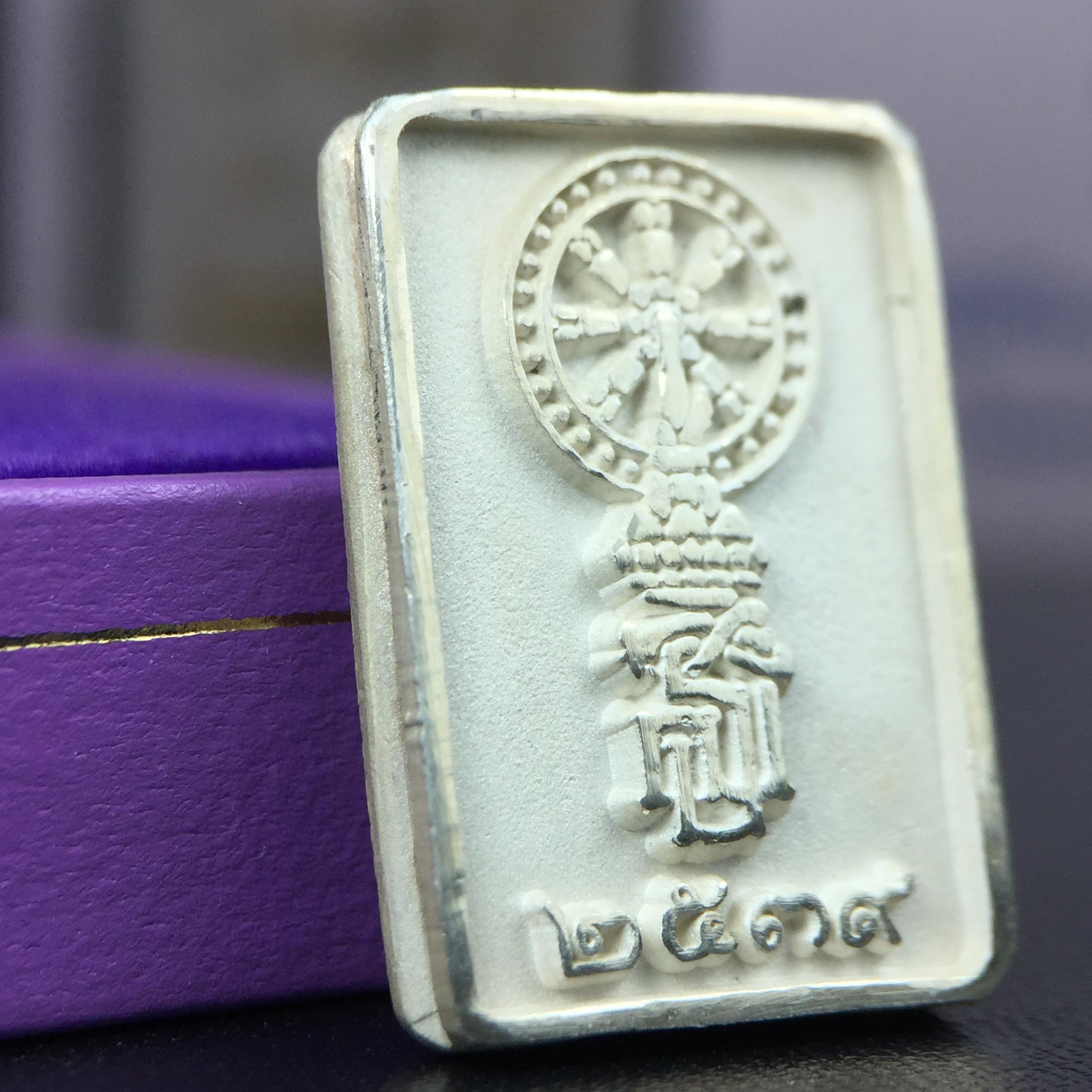 พระพุทธชินราช รุ่นเฉลิมพระเกียรติ สธ. เหรียญพิมพ์สี่เหลี่ยมเนื้อเงิน 99.99% พ.ศ. 2539 จัดสร้างโดยมูลนิธิสิรินธร กล่องและการ์ดใบรับรองเดิมครบสมบูรณ์