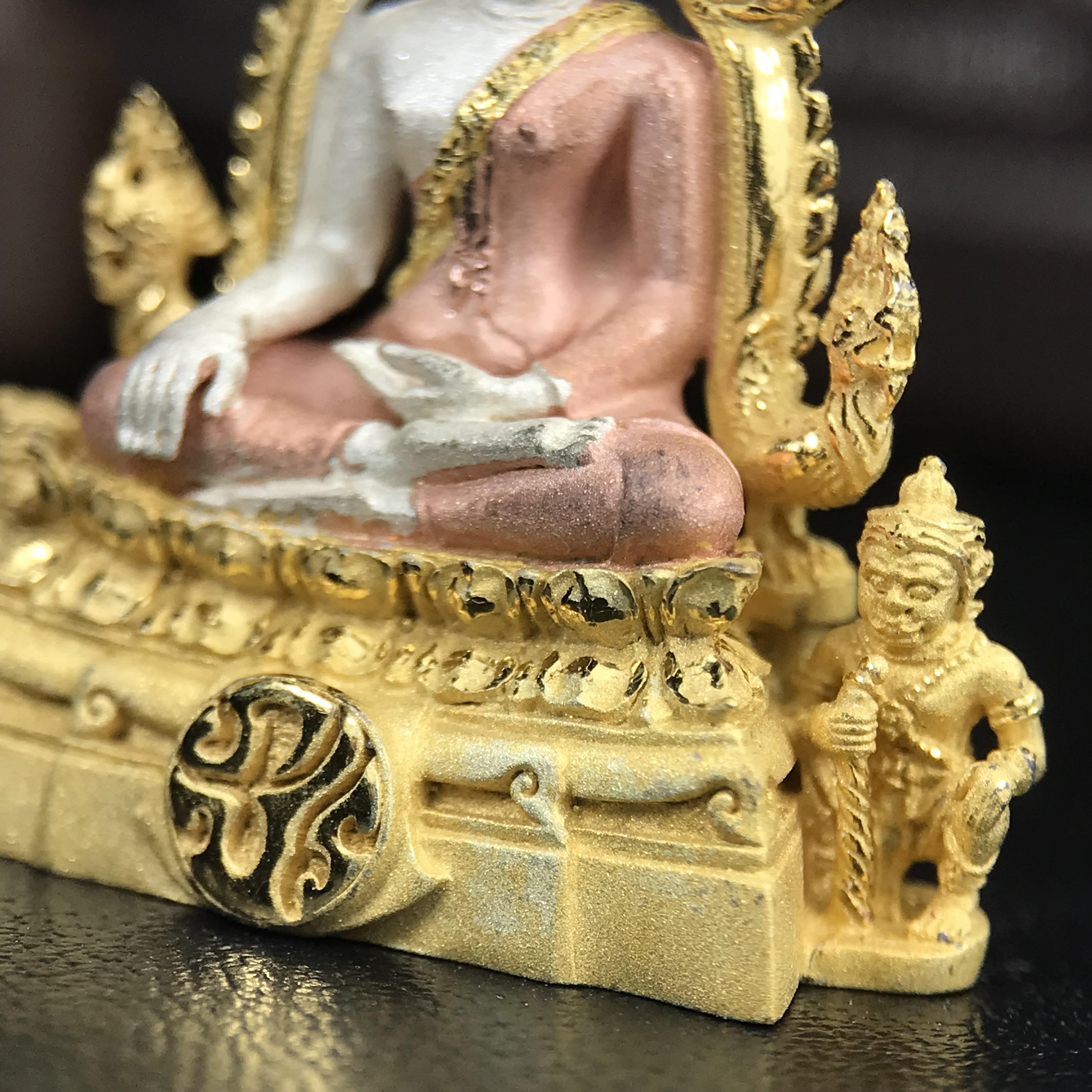 พระพุทธชินราช ภปร. โครงการ "เพราะแผ่นดินนี้ คือ แผ่นดินเกิด" ปี 2548(รุ่นแรก) ลอยองค์เนื้อเงินสามกษัตริย์ หน้าตัก 1/2 นิ้ว (ขนาด 3.5 x 2.5 ซม.) พุทธศิลป์งดงามทรงคุณค่า รุ่นยอดนิยม