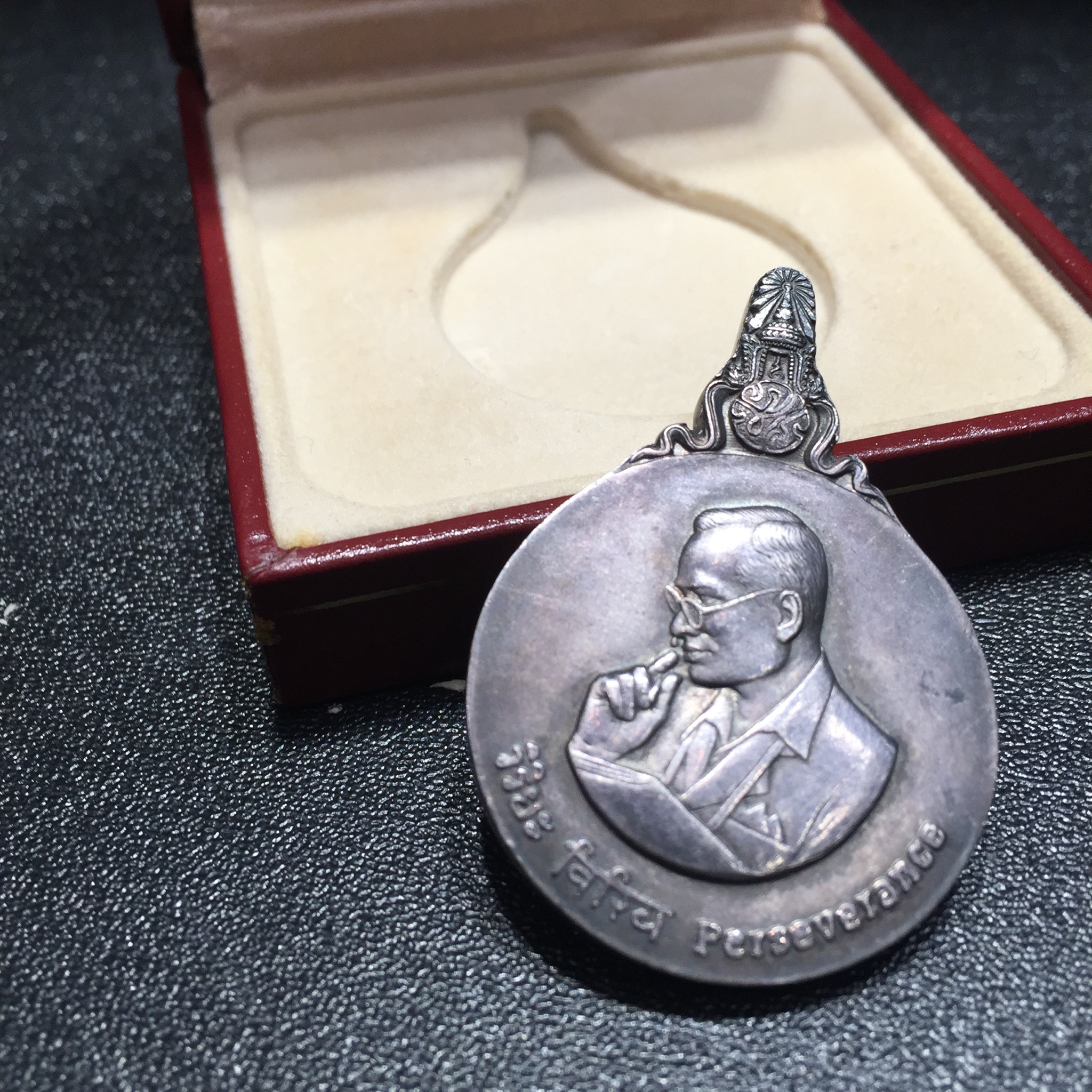 เหรียญพระมหาชนก พิมพ์ใหญ่ เนื้อเงิน ปี2539(รุ่นแรกในหลวงเสด็จเป็นประธานในพิธี) พร้อมหนังสือสภาพสวยครบชุด
