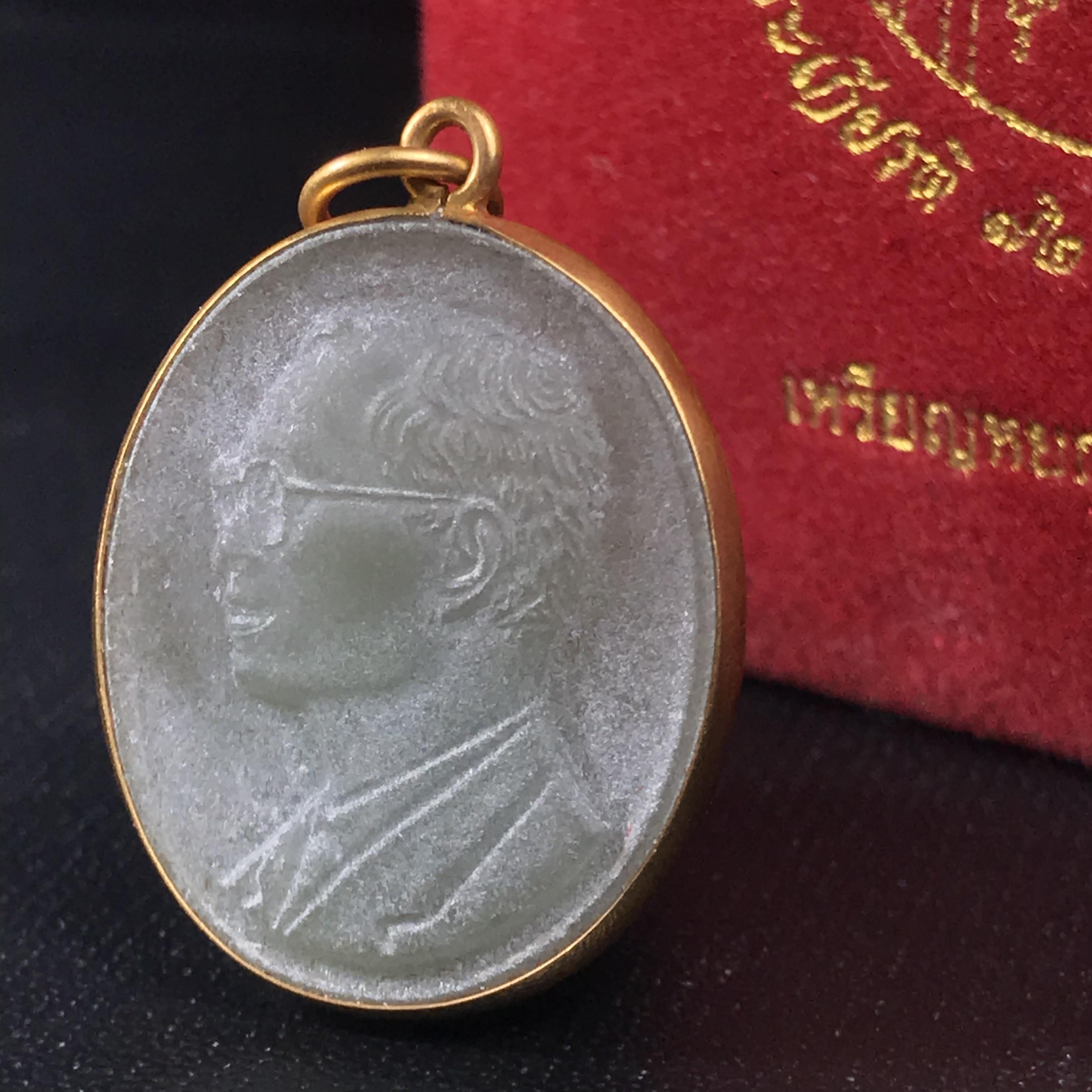 พระบรมฉายาลักษณ์ ร.9 เหรียญหยกรูปไข่เลี่ยมทองคำแท้ เฉลิมพระเกียรติ 72 พรรษา ภูมิพลมหาราช ปี 2542(หายาก)