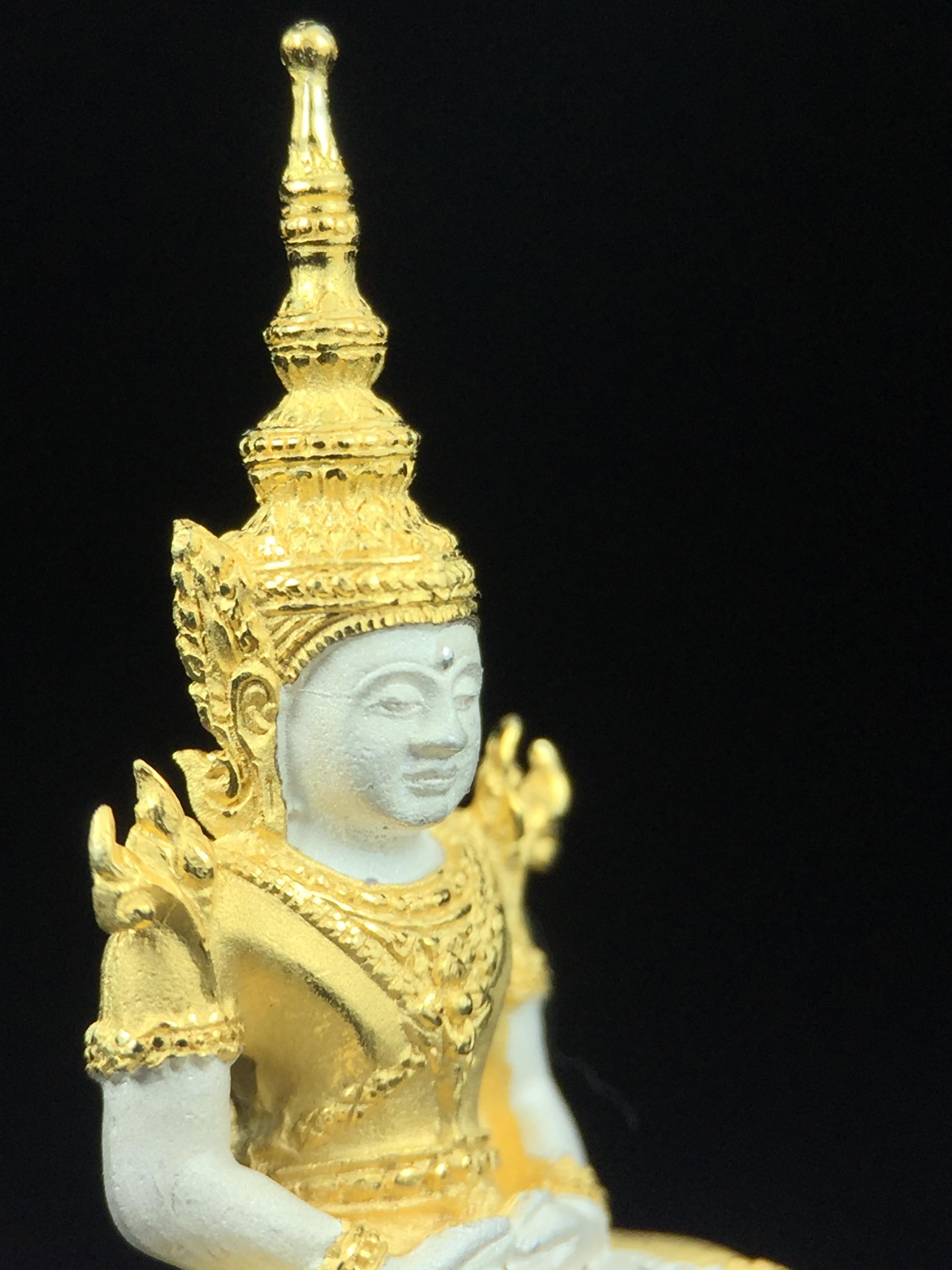 พระแก้วมรกต ภปร. ปี2547 จัดสร้างโดย รพ.ภูมิพลฯ เนื้อเงิน (3 กษัตริย์)ลอยองค์ หน้าตัก 1/2 นิ้ว งดงามทรงคุณค่าอีกหนึ่งรุ่นยอดนิยม หายาก