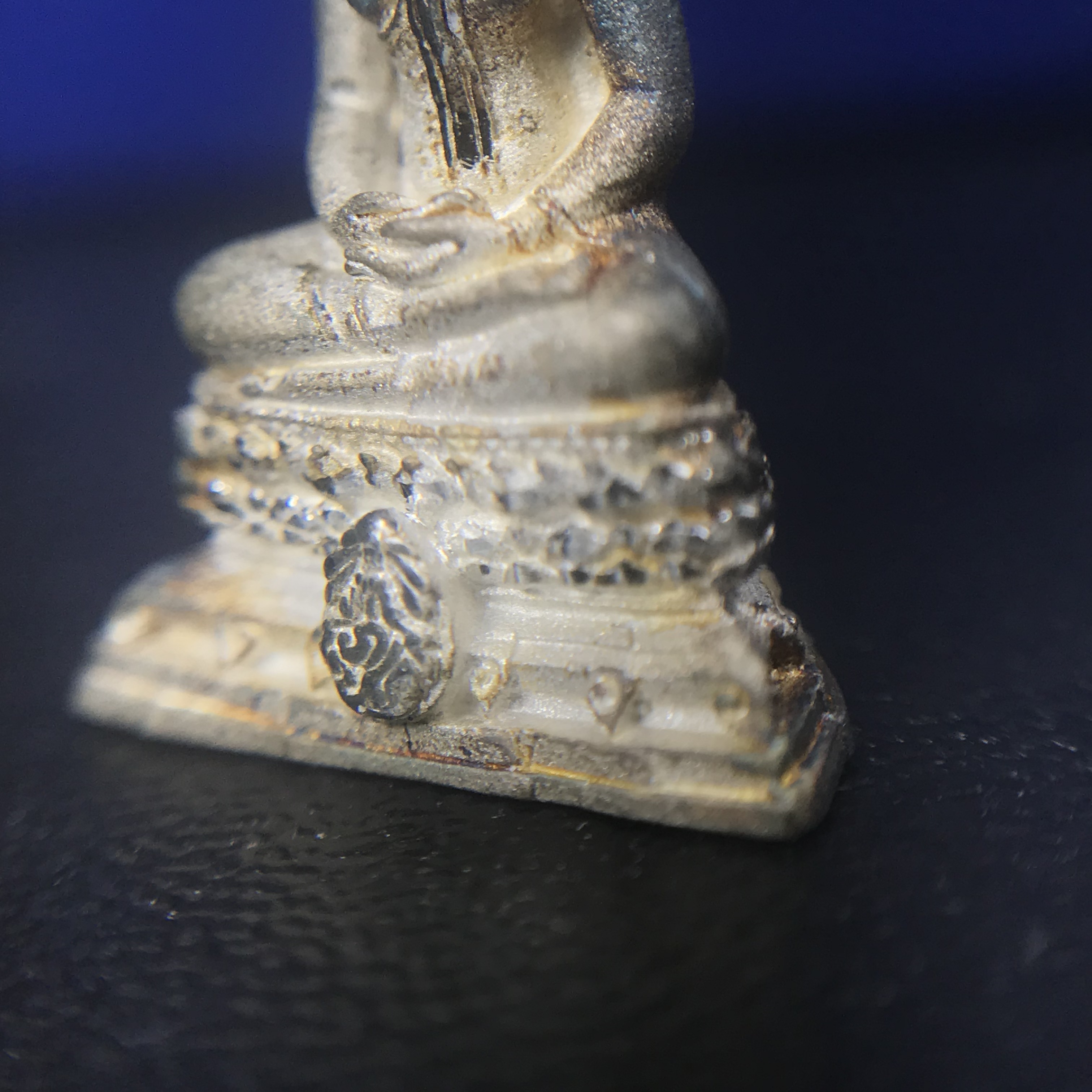 พระชัยวัฒน์พุทธสิหิงค์ ภปร. รุ่นสร้างหอพระธรรมศาสตร์ ปี2542 เนื้อเงิน(ผิวเดิม ขึ้นสีรุ้งธรรมชาติ แบบนิยม) มหาพิธี 3วาระอันยิ่งใหญ่