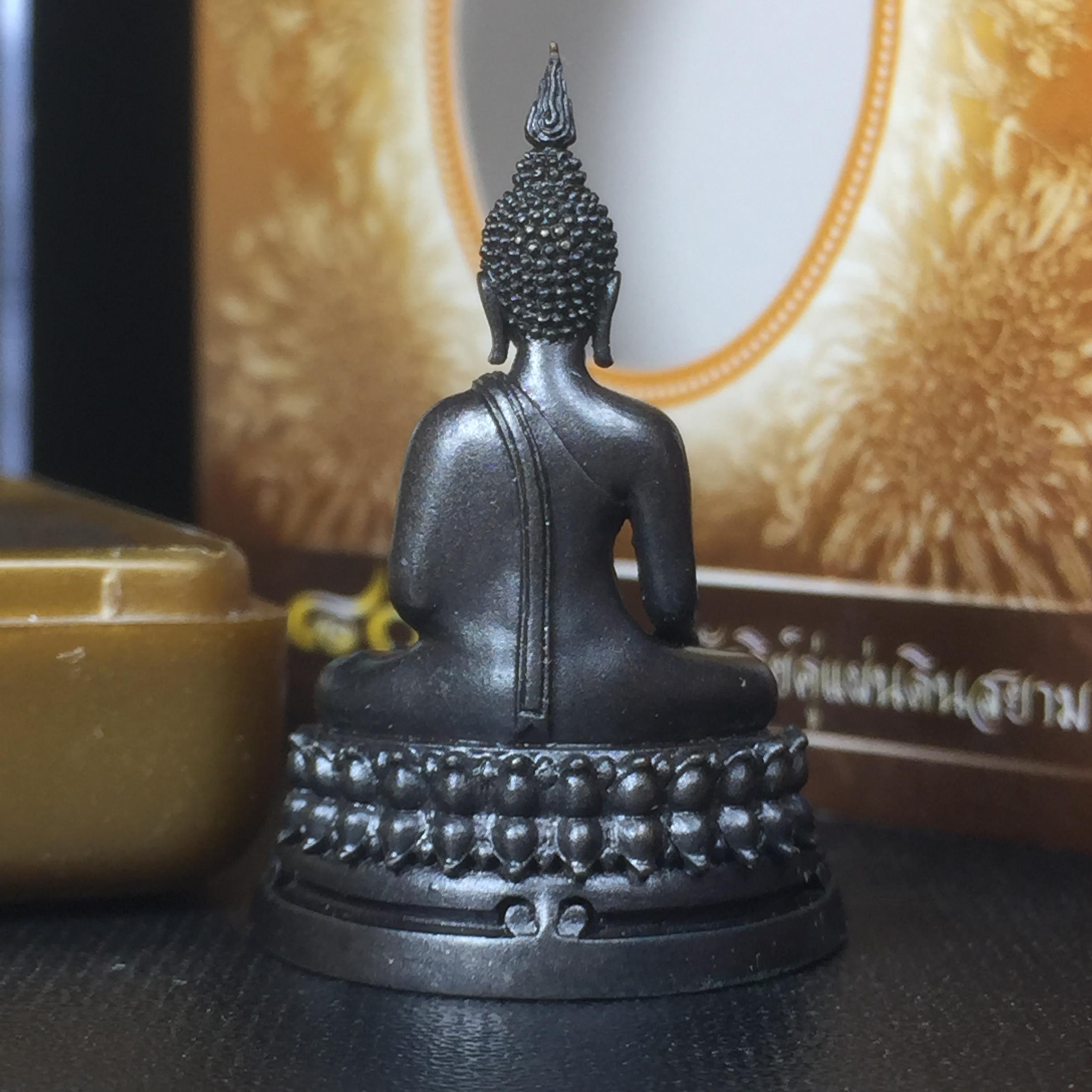 พระพุทธรูปคุ้มเกล้า ภปร. มหามงคล 80พรรษา “รุ่นเย็นศิระเพราะพระบริบาล 80พรรษา มหากษัตริย์คู่แผ่นดินสยาม” เนื้อนวโลหะรมดำ พิมพ์ใหญ่ ขนาด 18*35 มม.