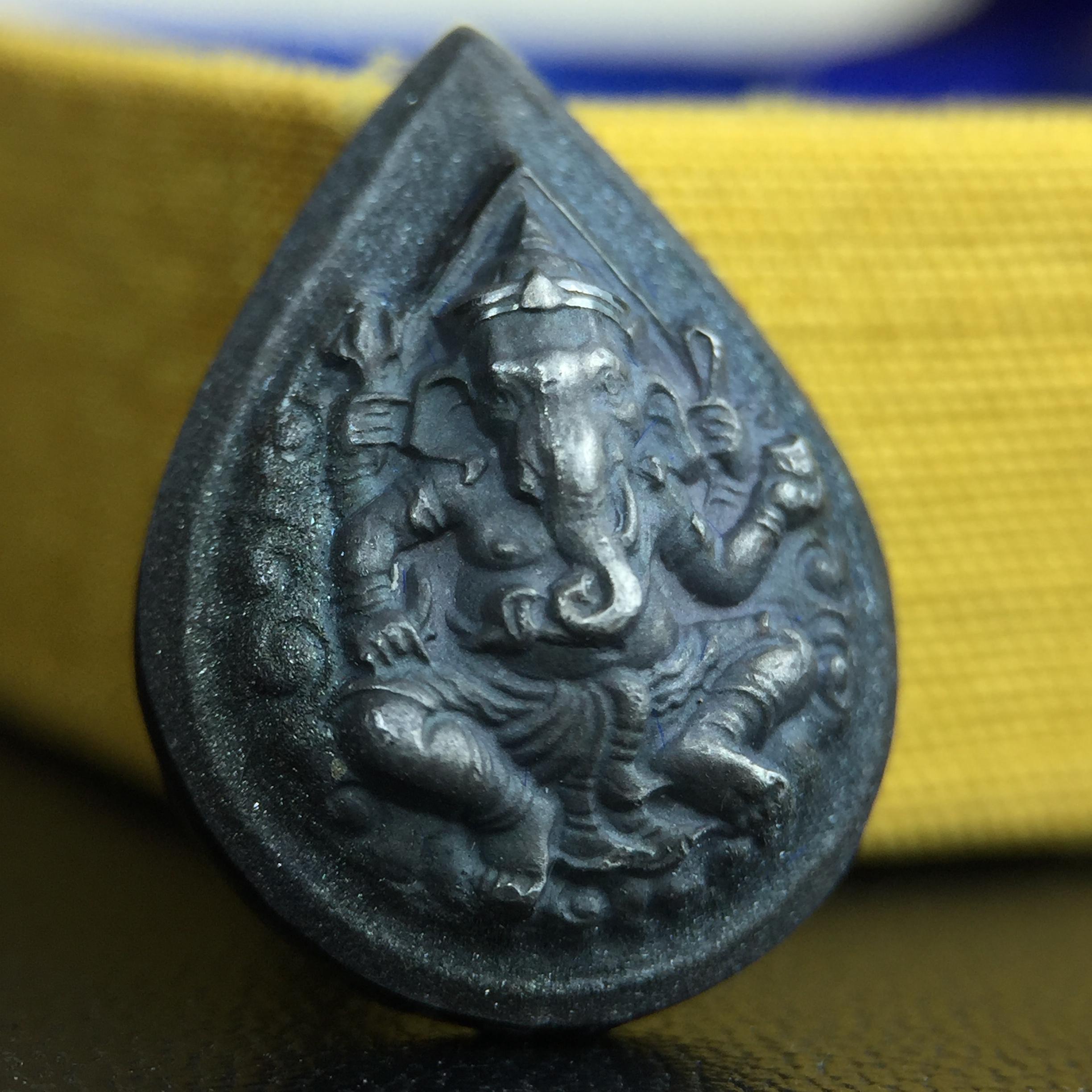 เหรียญพระพิฆเนศวร ญสส. ชุดกาญจนาภิเษกครองราชย์ 50 ปี พุทธศักราช 2538 พิมพ์เล็ก(1.9 ซม.) เนื้อเงินผิวเดิมกลับดำเข้มขลังงดงามธรรมชาติ สภาพสวยเดิมพร้อมกล่องบรรจุเดิม ตอกโค๊ดหมายเลขกำกับ(1ใน1000องค์)