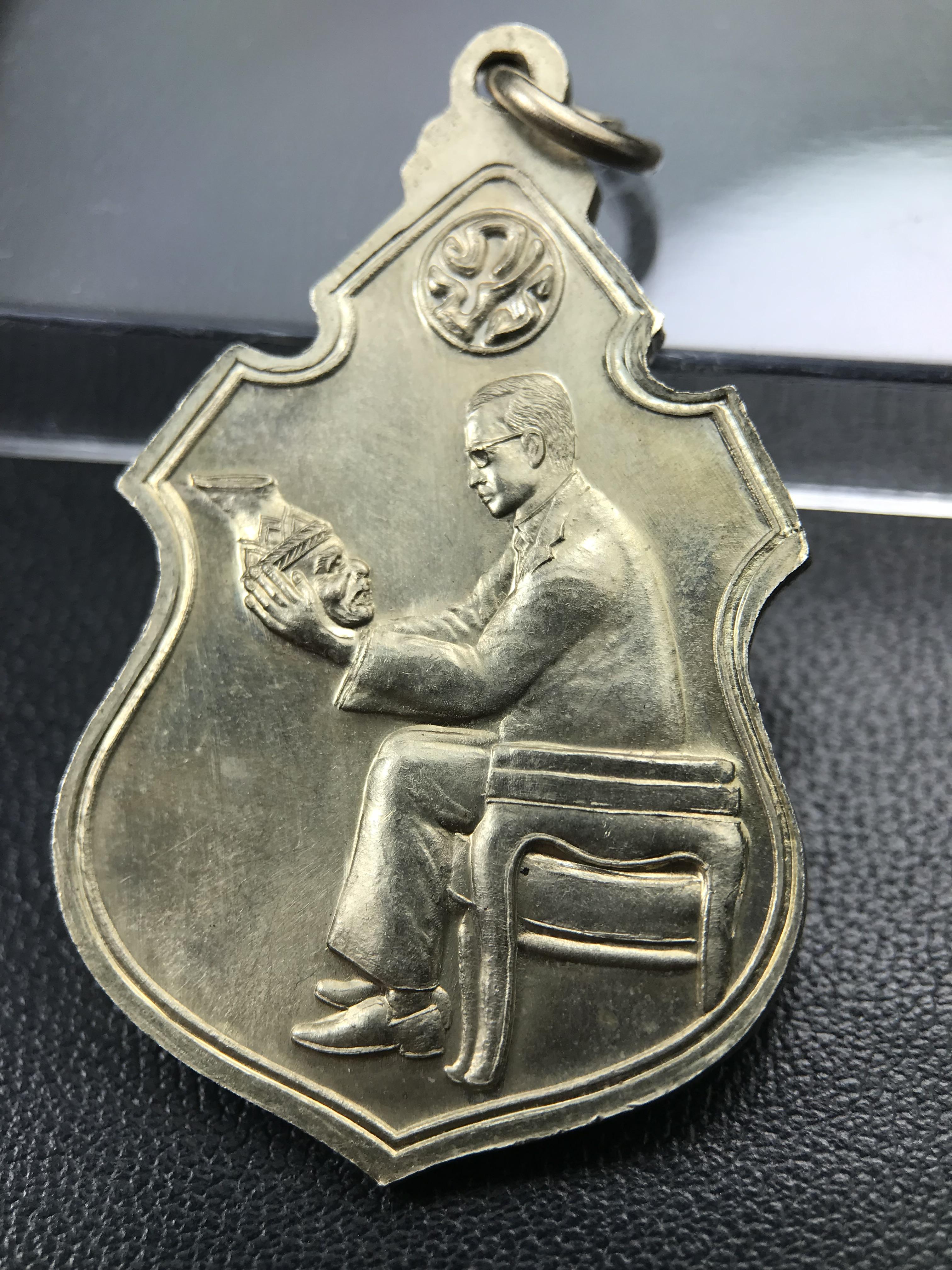 เหรียญครอบครูช่างหลวง(ในหลวงทรงดนตรี) เนื้ออัลปาก้า ปี 2550(หายาก)สุดยอดแห่งความหายากมีหมุนเวียนให้เห็นน้อยมากเป็นอีกหนึ่งรุ่นยอดนิยมของเสด็จพ่อร.9เหรียญนี้สวยมากผิวน้ำทองทั่วทั้งเหรียญ