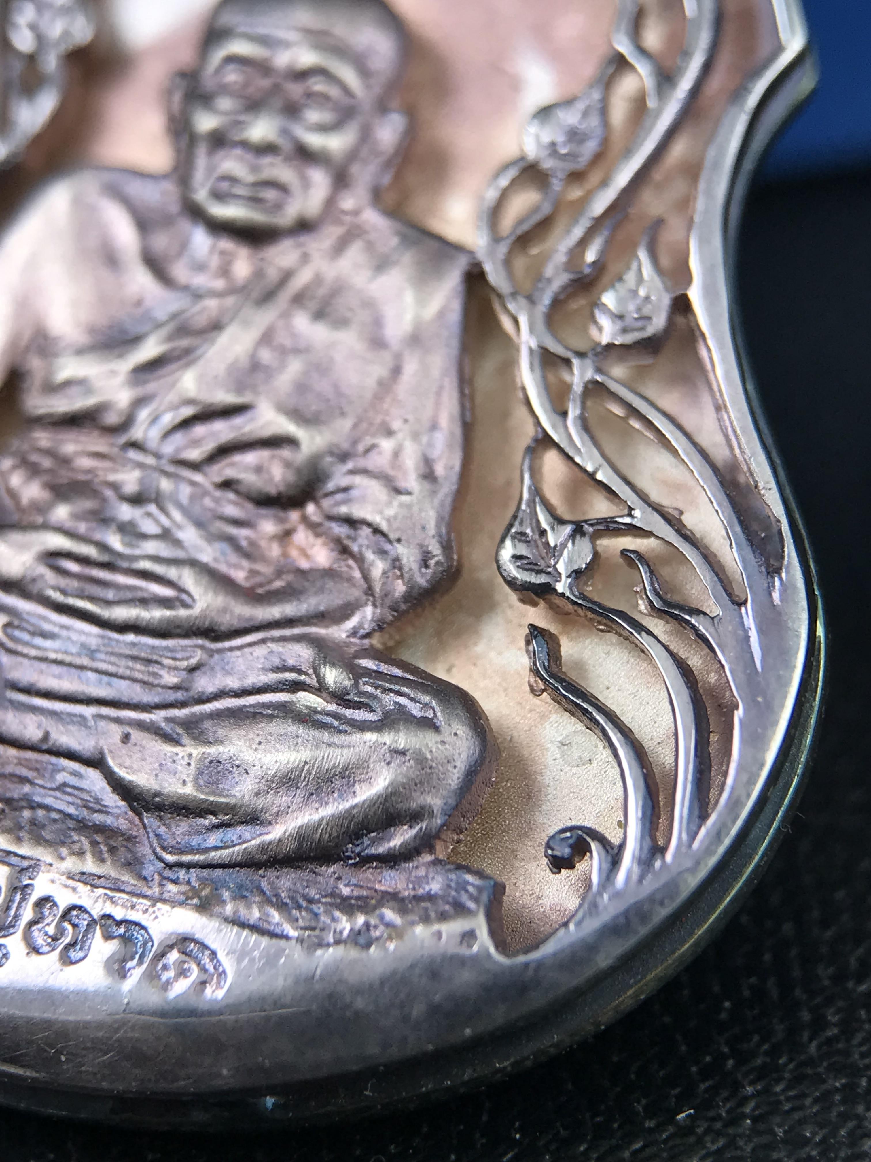 เหรียญหลวงปู่ทวด พระนามาภิไธย สก. แบบงานฉลุโบราณ(HAND MADE) ปี 2544 เนื้อเงิน(ผิวเดิมขึ้นสีรุ้งออกม่วงธรรมชาติสวยมาก) พิธีปลุกเสก ณ อุโบสถวัดช้างให้ และ พิธีมังคลาภิเษก ณ พระอุโบสถ วัดพระศรีรัตนศาสดาราม(วัดพระแก้ว) (1 ใน 2000 เหรียญ)พบเจอน้อยหายากมาก