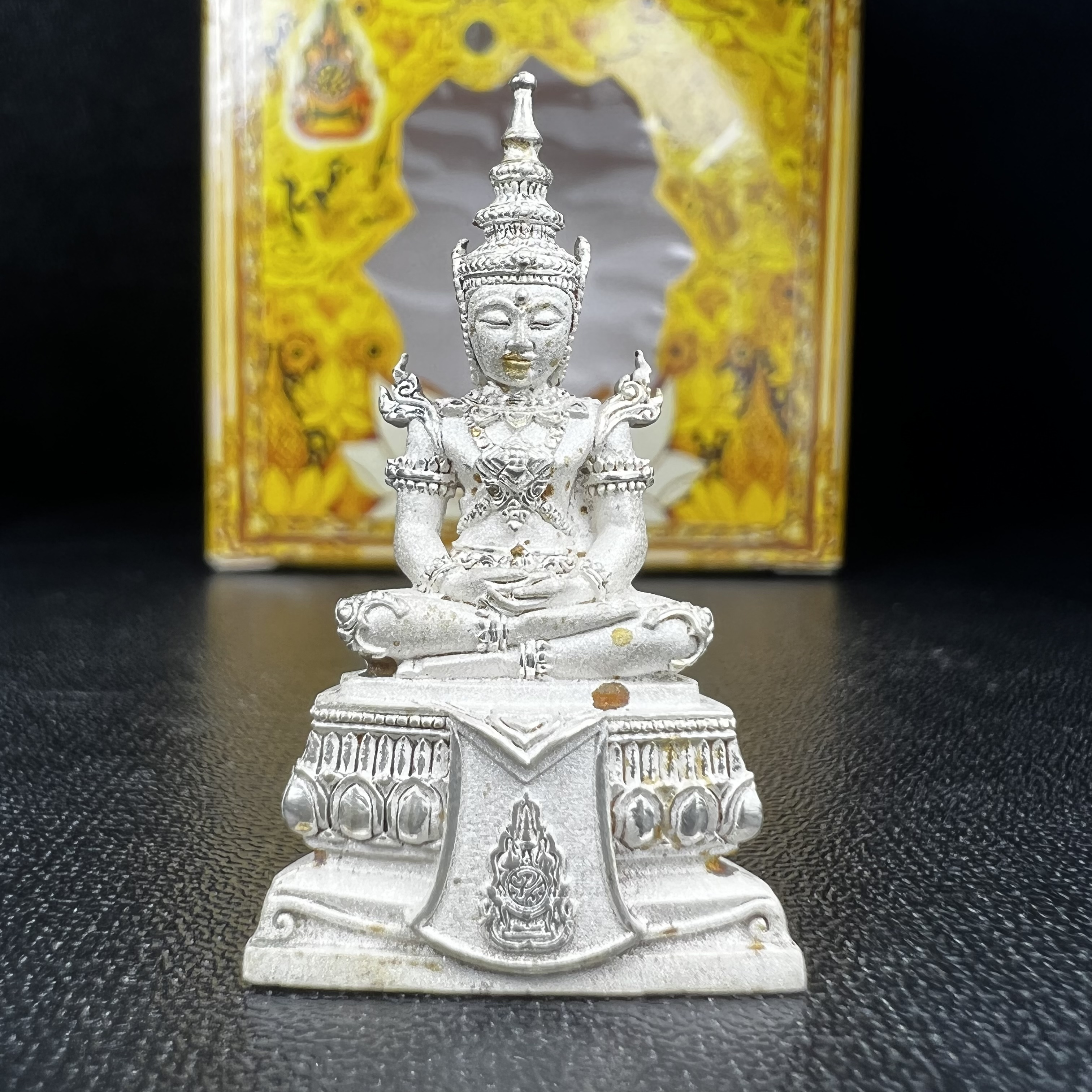 พระแก้วมรกต(จำลอง)ลอยองค์ ขนาดหน้าตัก 1/2 นิ้ว ทรงเครื่องฤดูร้อน เนื้อเงิน ตราสัญลักษณ์ฉลองสิริราชสมบัติ ครบ 60 ปี พ.ศ.2549(สภาพสวย ครบ สมบูรณ์))