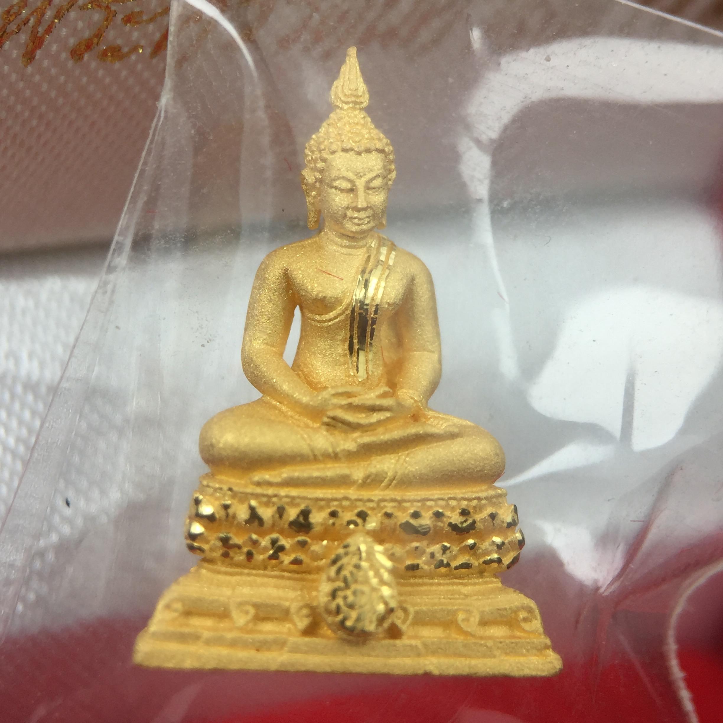 พระชัยวัฒน์พุทธสิหิงค์ ภปร. รุ่นสร้างหอพระธรรมศาสตร์ ปี2542 เนื้อทองคำ(5.9 กรัม)(ผิวเดิม ซีนซองเดิม กล่องครบสวยสมบูรณ์) มหาพิธี 3วาระอันยิ่งใหญ่(ตอกโค๊ตและหมายเลข๘๒๑) (1ใน5000องค์)