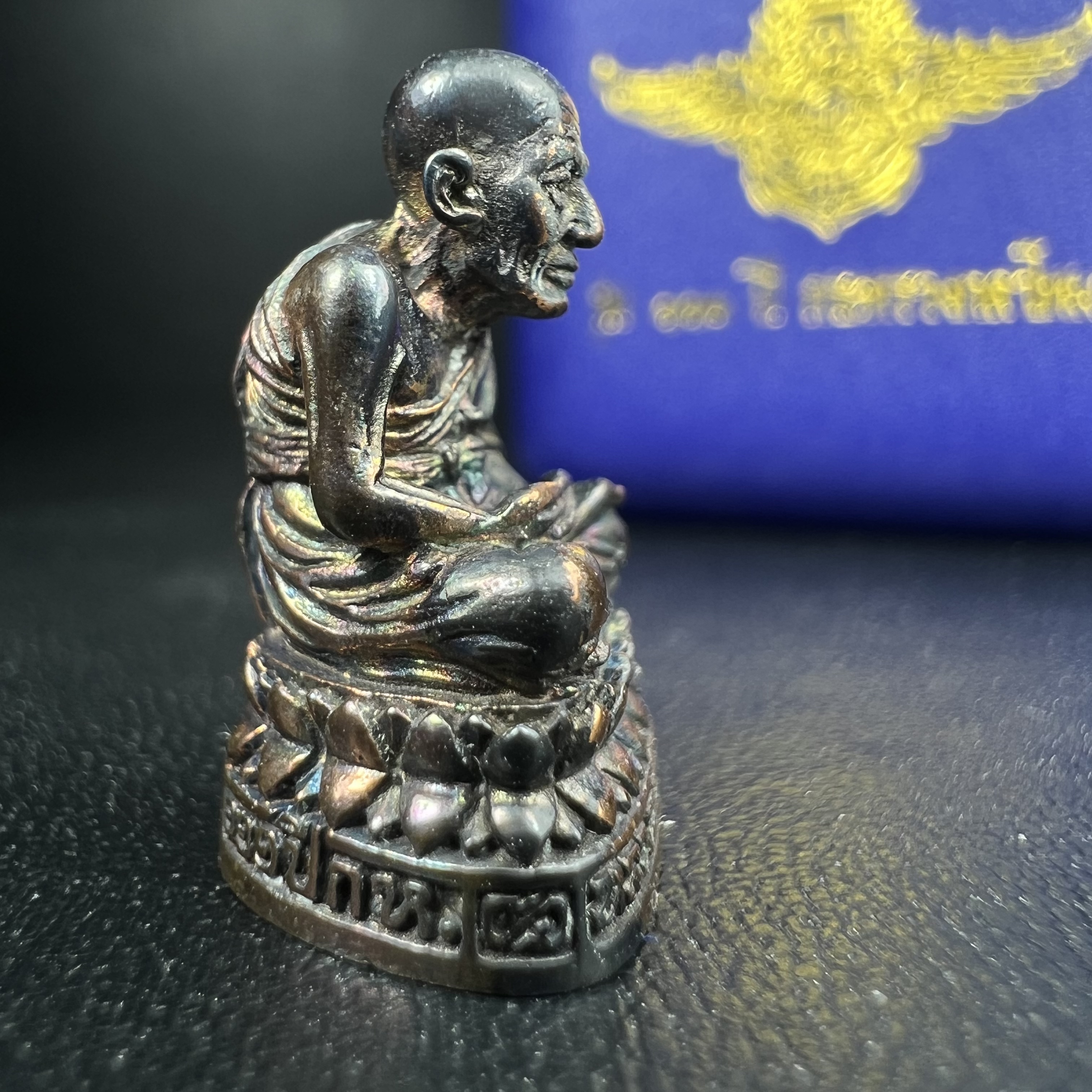 รูปเหมือนหล่อลอยองค์หลวงปู่ทวด รุ่น 111ปี กระทรวงกลาโหม เนื้อนวโลหะรมดำ-ปัดเงา ปี2540 พิธีใหญ่ เข้มขลัง นิยม พร้อมกล่องบรรจุเดิม(คัดสภาพสวยผิวเทพๆผิวรุ้งๆ)ทั้งพิธีทั้งพุทธศิลป์ทรงคุณค่าอีกหนึ่งรุ่นยอดนิยม