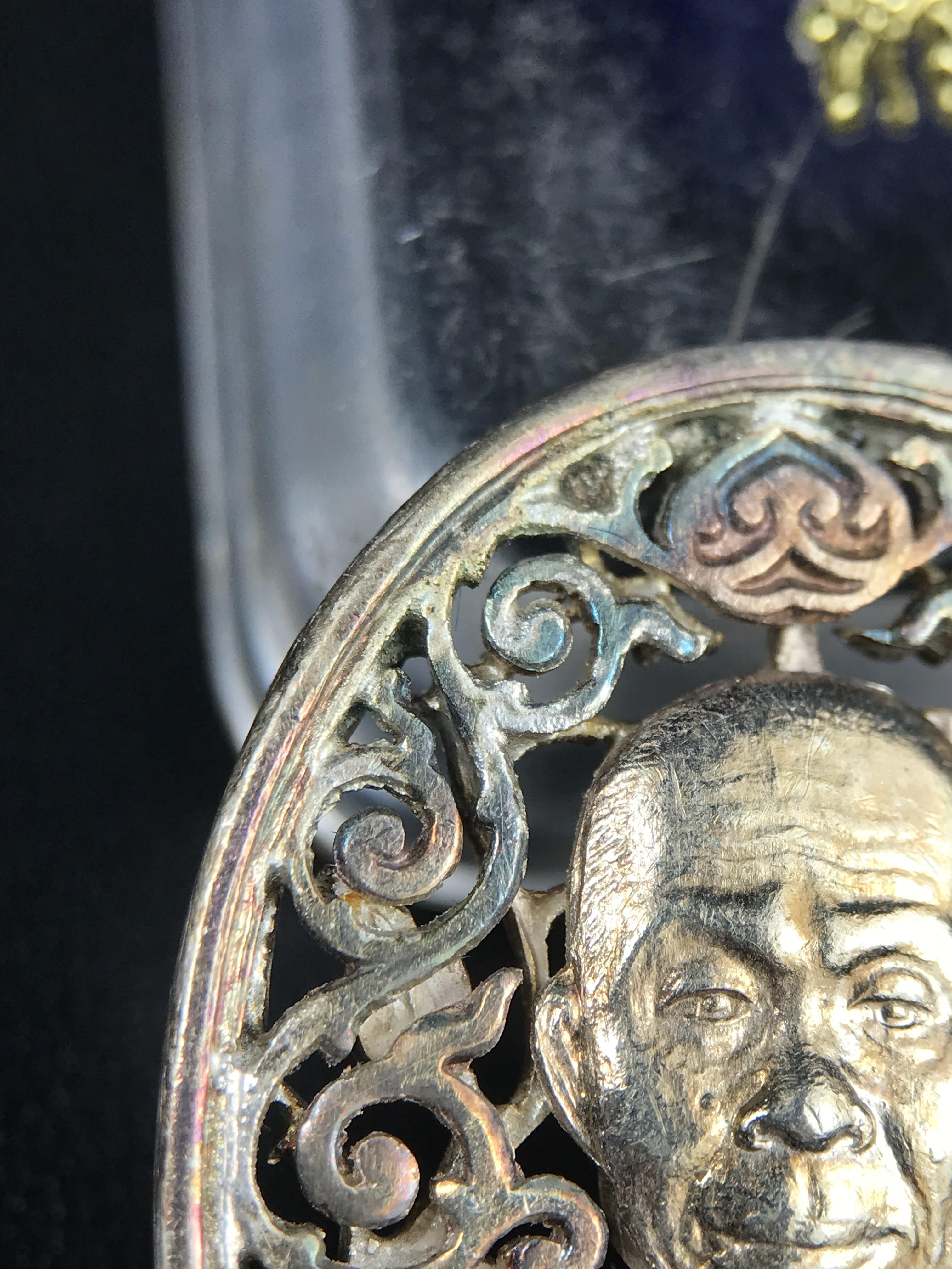 เหรียญหลวงพ่อคูณ ปริสุทโธ วัดบ้านไร่ รุ่น สก. ปี 2536 พิมพ์ลายฉลุ เนื้อเงิน(ผิวเดิมรุ้งสวยมาก) งานมหามงคลเฉลิมพระชนมพรรษา 5 รอบ สมเด็จพระบรมราชินีนาถ จัดสร้างโดย กองพลทหารราบที่๒ ทหารเสือราชินี รักษาพระองค์ (พิธีใหญ่ ประวัติชัดเจน อีกหนึ่งรุ่นยอดนิยม)