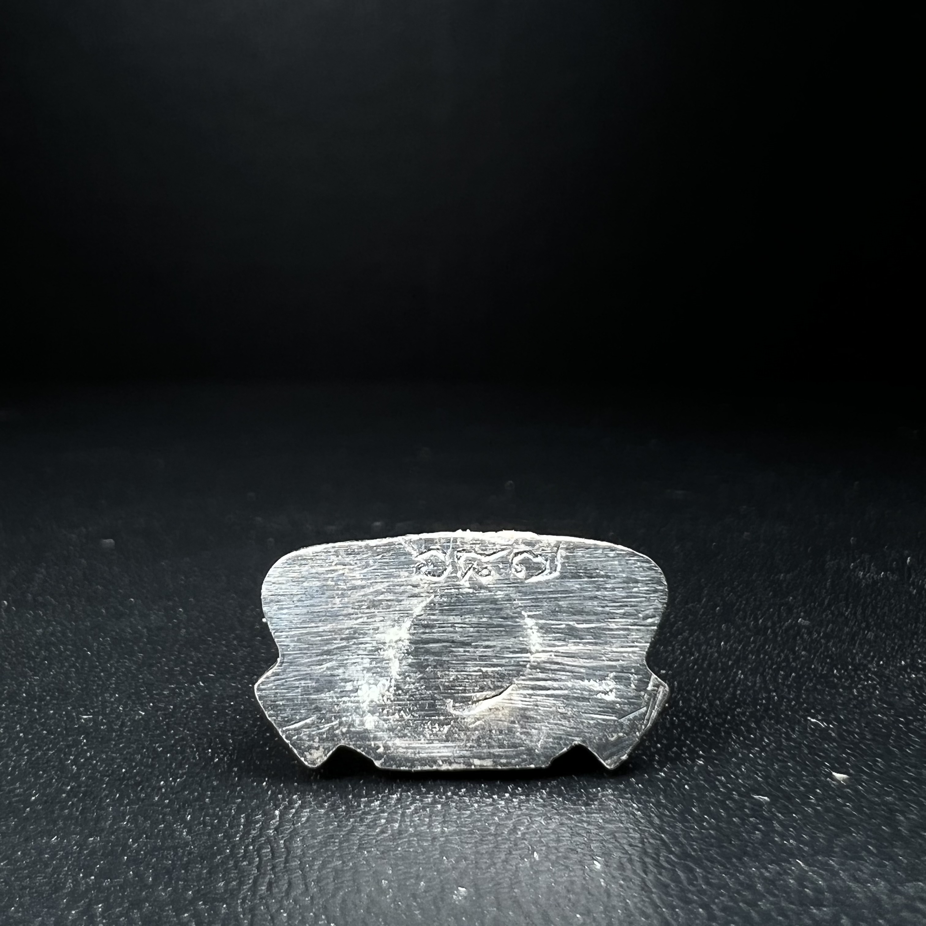 พระกริ่งพระพุทธชินราช มวก. วัดเบญจมบพิตร ปี 2519 เนื้อเงินสภาพสวยผิวเดิม หมายเลข687(ในหลวงรัชกาลที่9และราชินีเสด็จฯเททอง)(พิธีใหญ่ เกจิอาจารย์ในยุคยอดนิยมร่วมปลุกเสก)