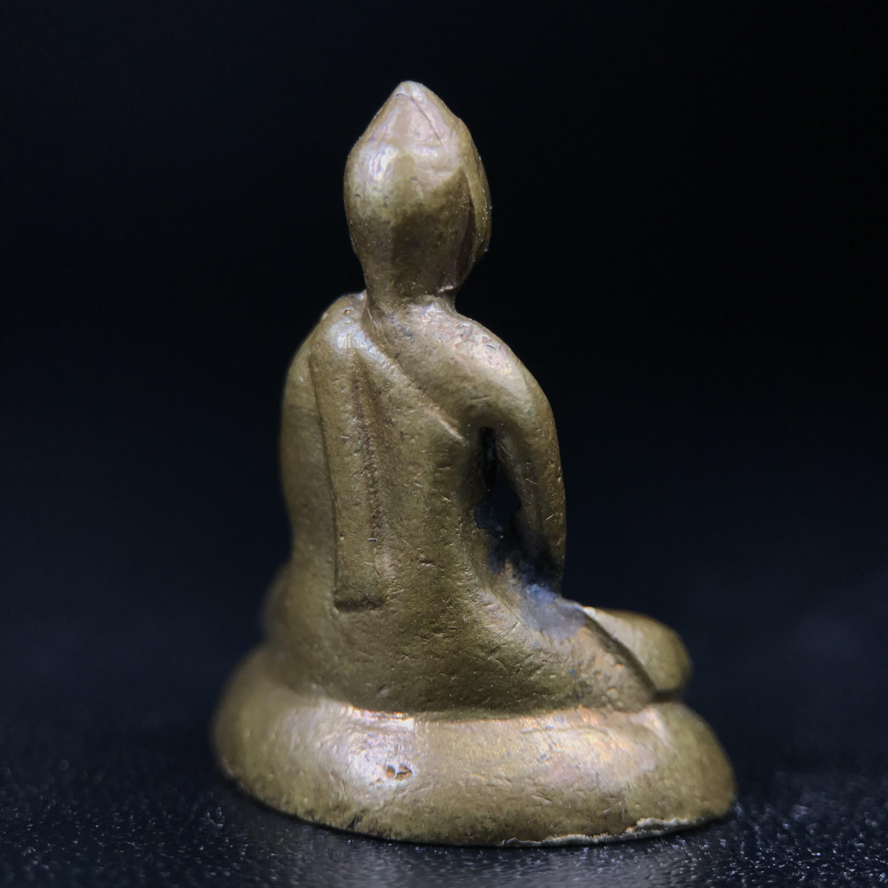 พระกริ่งฝีพระหัตถ์สมเด็จย่า ขนาดห้อยบูชาขนาดเล็ก จัดสร้างขึ้นเนื่องในวาระครบ 6 รอบ เมื่อวันที่21 ตุลาคม พ.ศ.2515(ในหลวงรัชกาลที่ 9 เสด็จพระราชดำเนินทรงเททอง)ปลุกเสกยิ่งใหญ่ เกจิ 108 รูป ร่วมปลุกเสก คัดสภาพสวยแบบนี้พบเจอน้อยมาก หมายเลขต้นๆหลักร้อย หายากมาก