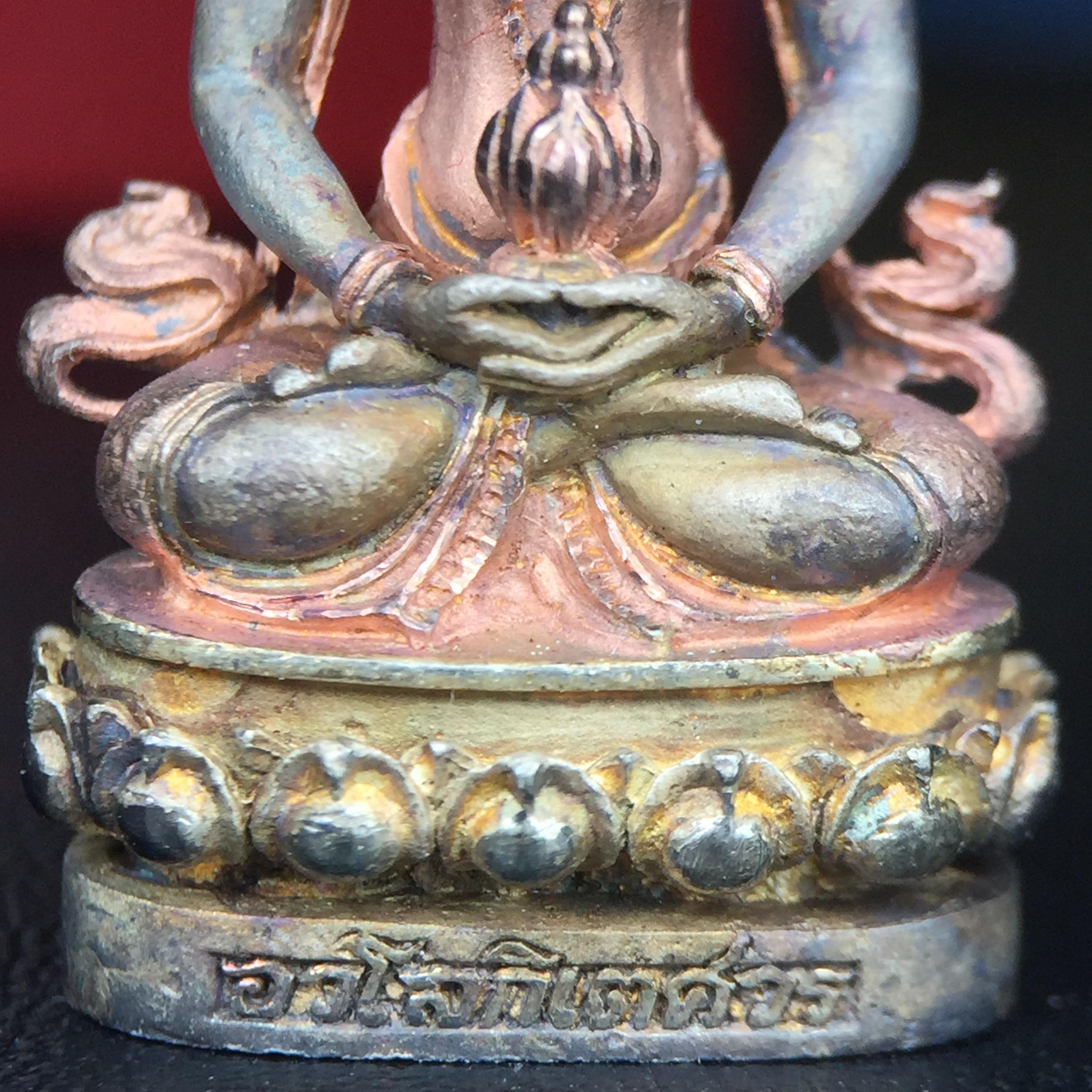 พระกริ่งอวโลกิเตศวร ( เจ้าแม่กวนอิม ) วัดโพธิ์แมนคุณาราม รุ่นอุดมโภคทรัพย์ พ.ศ.2539 เนื้อเงิน 3 กษัตริย์ พ่นทราย(ผิวเดิม ขึ้นสีรุ้งธรรมชาติ แบบนิยม เสน่ห์ของพระเนื้อเงิน) (พร้อมกล่องบรรจุการ์ดใบรับรองเดิมครบ) (อีกหนึ่งรุ่นยอดนิยม พุทธศิลป์สวยงดงาม)