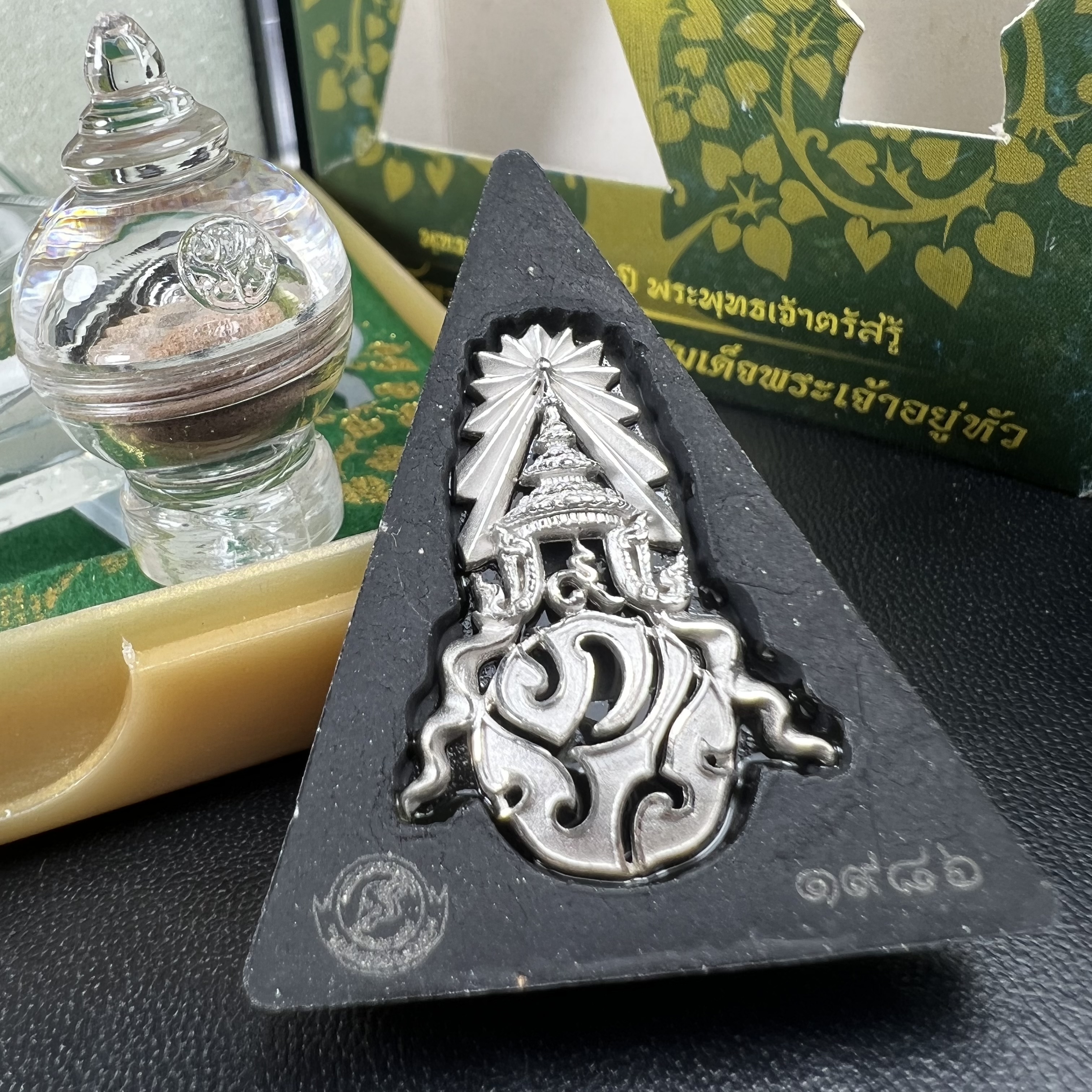 พระพุทธชินราช(จำลอง)ภปร. 84พรรษา เนื้อผงปิดทองด้านหน้า หลัง ภ.ป.ร. เงินชุบทองคำขาว(พระราชทานมวลสาร จิตรลดาและเส้นพระเจ้า ร.9(เส้นผม))