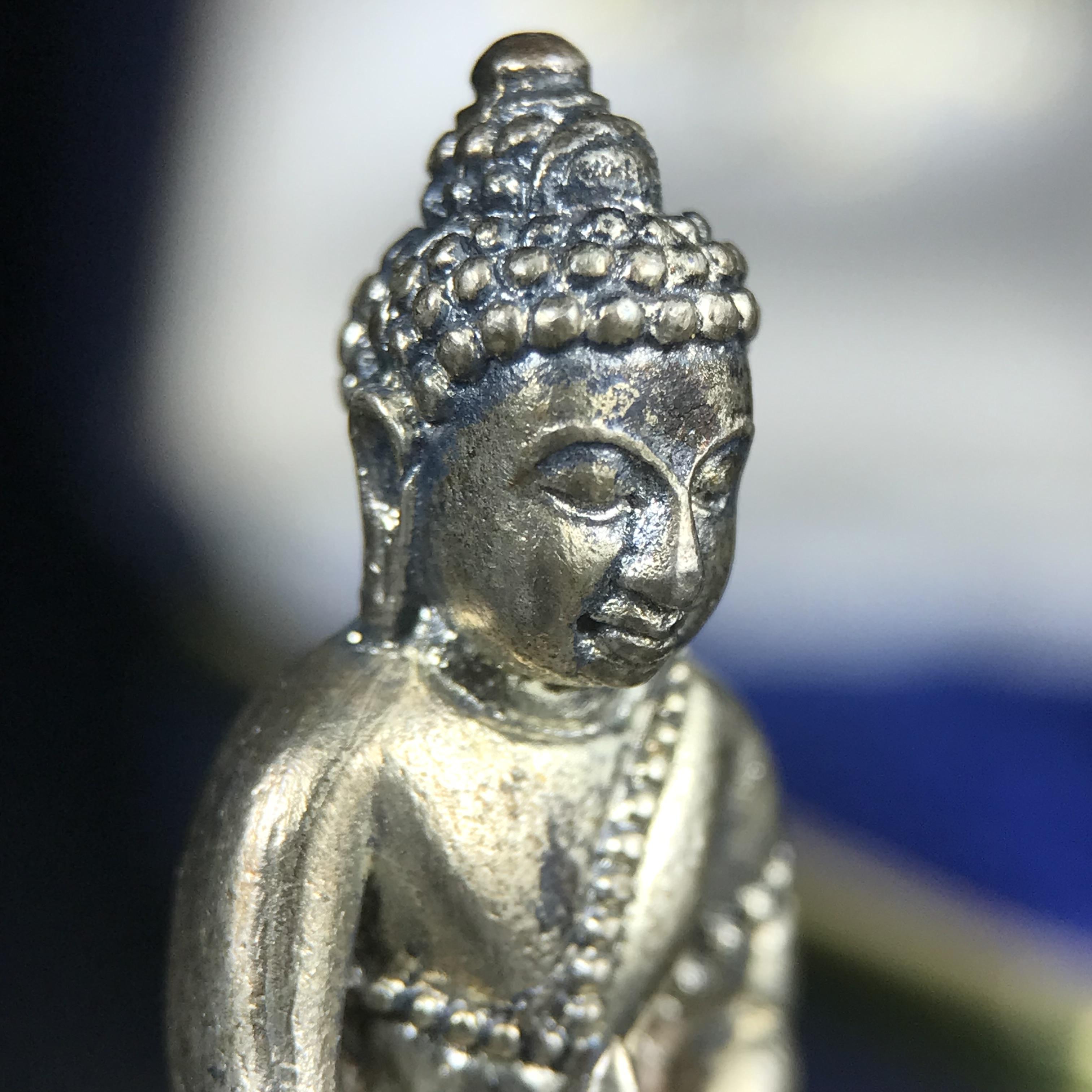 พระกริ่งนวปทุม ภปร. วัดปทุมวนาราม ปี 2535 เนื้อเงิน(ผิวเดิม ผิวน้ำทองทั่วองค์ สวย งดงาม) ขนาดสูง 3.7 ซม. พร้อมกล่องพิเศษบรรจุเดิมครบสมบูรณ์ (ในหลวงรัชกาลที่9เสด็จเททอง)(1ใน3000องค์)นิยมหายาก