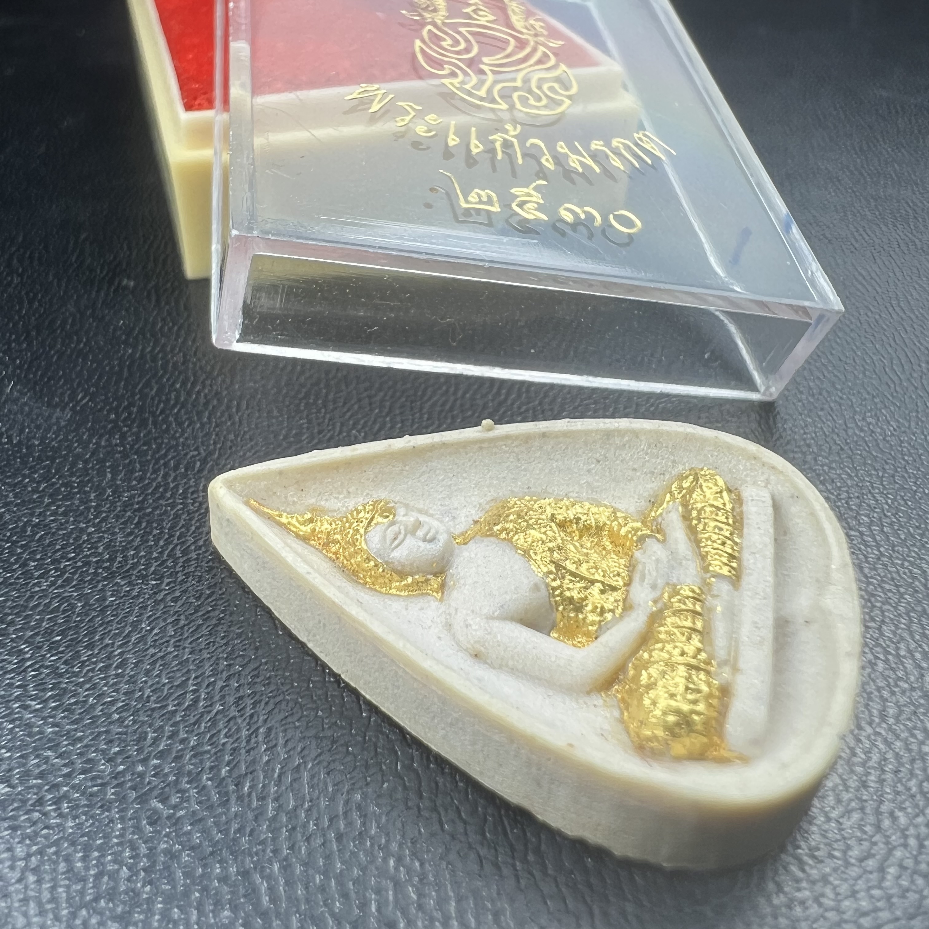 พระแก้วมรกต หลัง ภปร. เนื้อผง ปี2530 พระดี พิธีใหญ่ ประกอบพิธีพุทธาภิเษกพร้อมกับพิธีพระกริ่งปวเรศ ปี2530 วัดบวรนิเวศและวัดพระแก้ว(พิมพ์ฤดูฝนกล่องเดิมครบ)