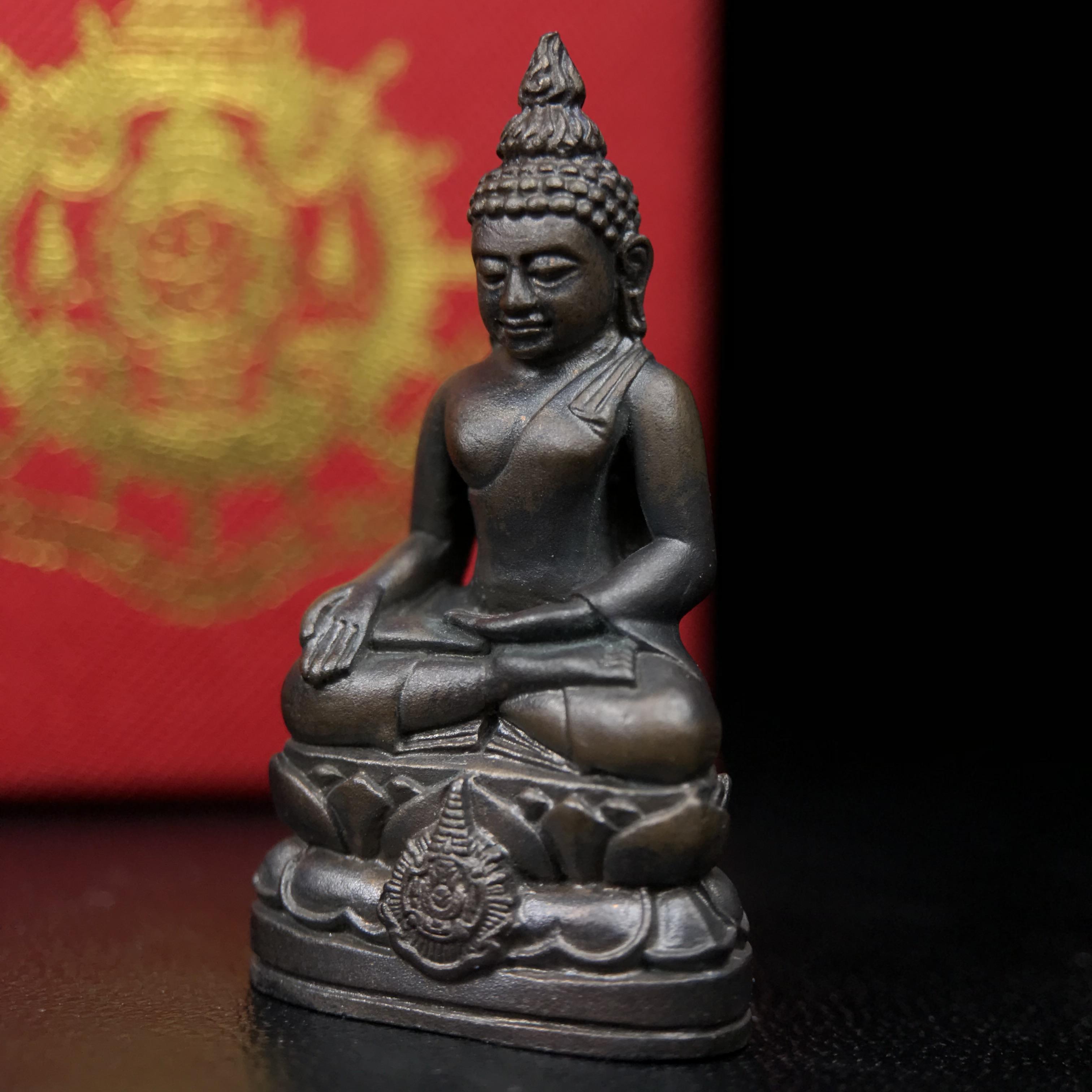 พระกริ่งไพรีพินาศ บรรจุเหล็กไหล ครั้งแรกและครั้งเดียวในประวัติศาสตร์ เฉลิมพระเกียรติ พระบาทสมเด็จพระเจ้าอยู่หัวรัชกาลที่9 พระชนมพรรษา 6 รอบ ปี2542 เนื้อนวโลหะผสมทองคำ(บรรจุเหล็กไหล)ดีนอก-ดีใน พิธีใหญ่ มวลสารเด่น(หายาก พิเศษกรรมการ ตอก 2 โค๊ต พบเจอน้อยมาก)