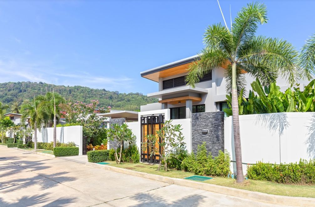 For Rent : Nai Harn, Luxury Modern Pool Villa, 3 Bedrooms 3 Bathrooms, Garden view.