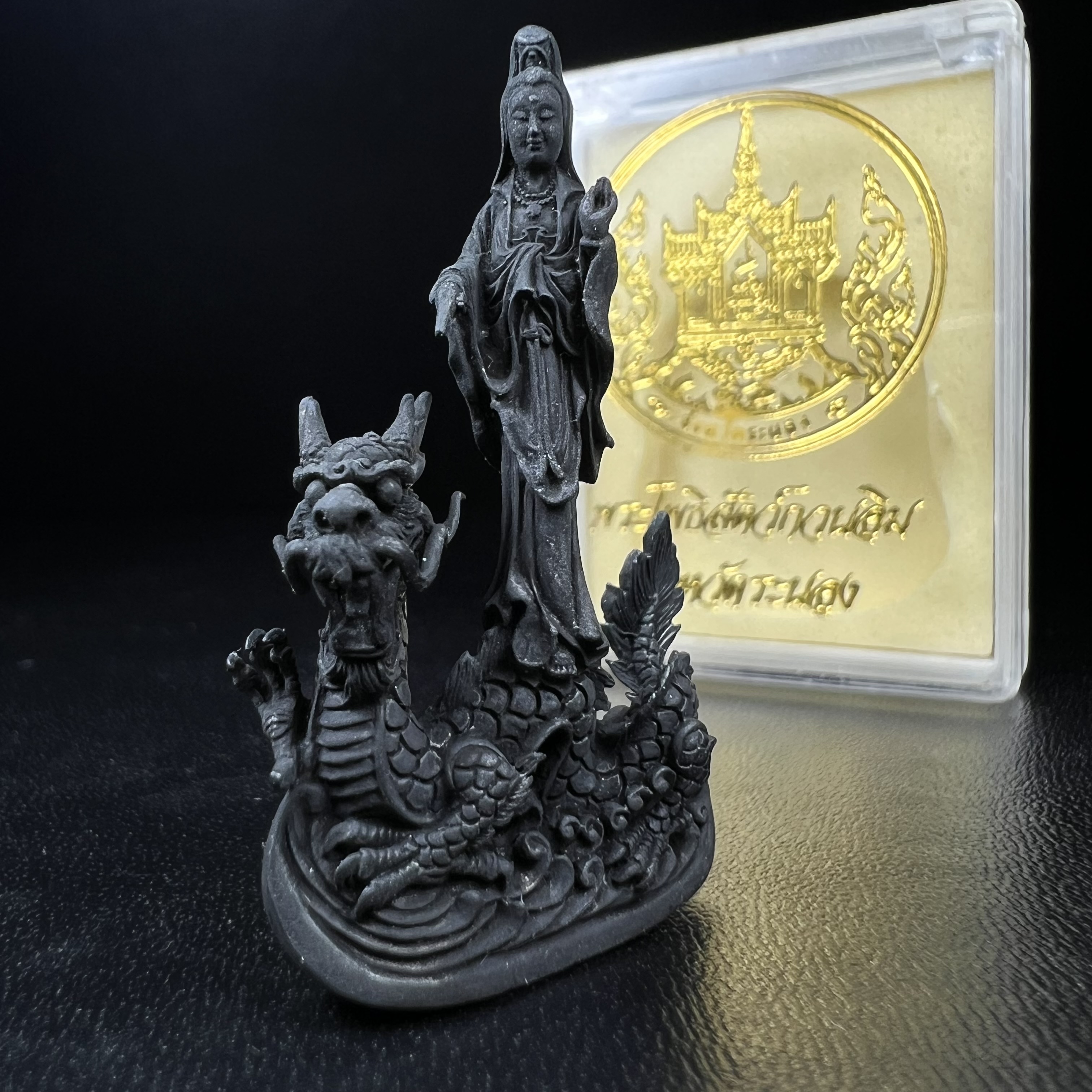 รูปหล่อลอยองค์พระโพธิสัตว์กวนอิม ทรงประทับมังกร จ.ระนอง พ.ศ.2539 เนื้อนวโลหะ พิมพ์ใหญ่(สวยงดงาม เข้มขลัง ทรงคุณค่า) เฉลิมฉลองในวโรกาสที่พระบาทสมเด็จพระเจ้าอยู่หัวทรงครองสิริราชสมบัติครบ 50 ปี(องค์หมายเลข๘๓๑๔)