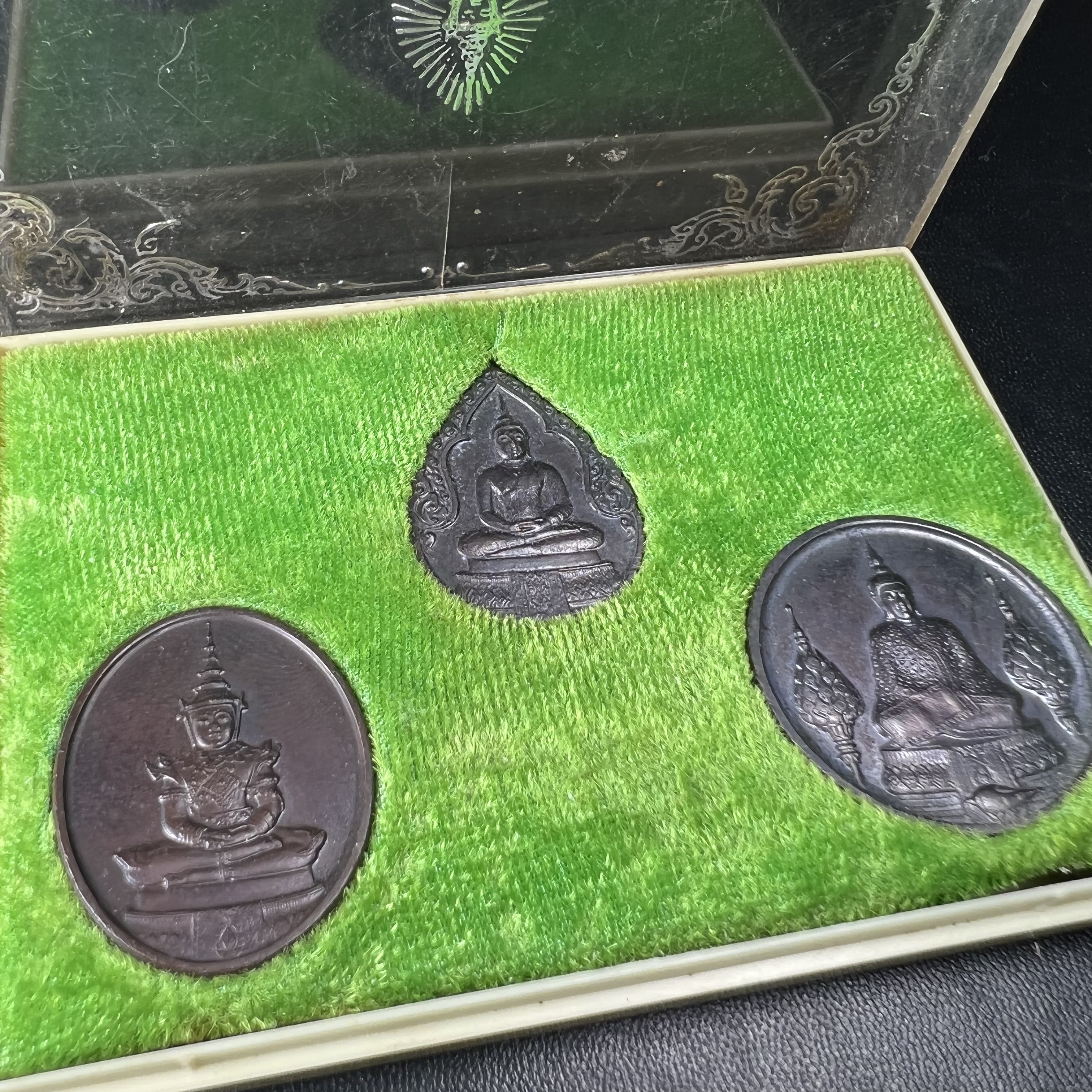 เหรียญพระแก้วมรกตหลัง ภปร. ฉลองกรุงรัตนโกสินทร์ครบ 200 ปี พ.ศ.2525 เนื้อทองแดงกล่องบรรจุเดิมครบ3พิมพ์(บล็อกพระราชศรัธา)(ในหลวงรัชกาลที่9 เสด็จในพิธี)