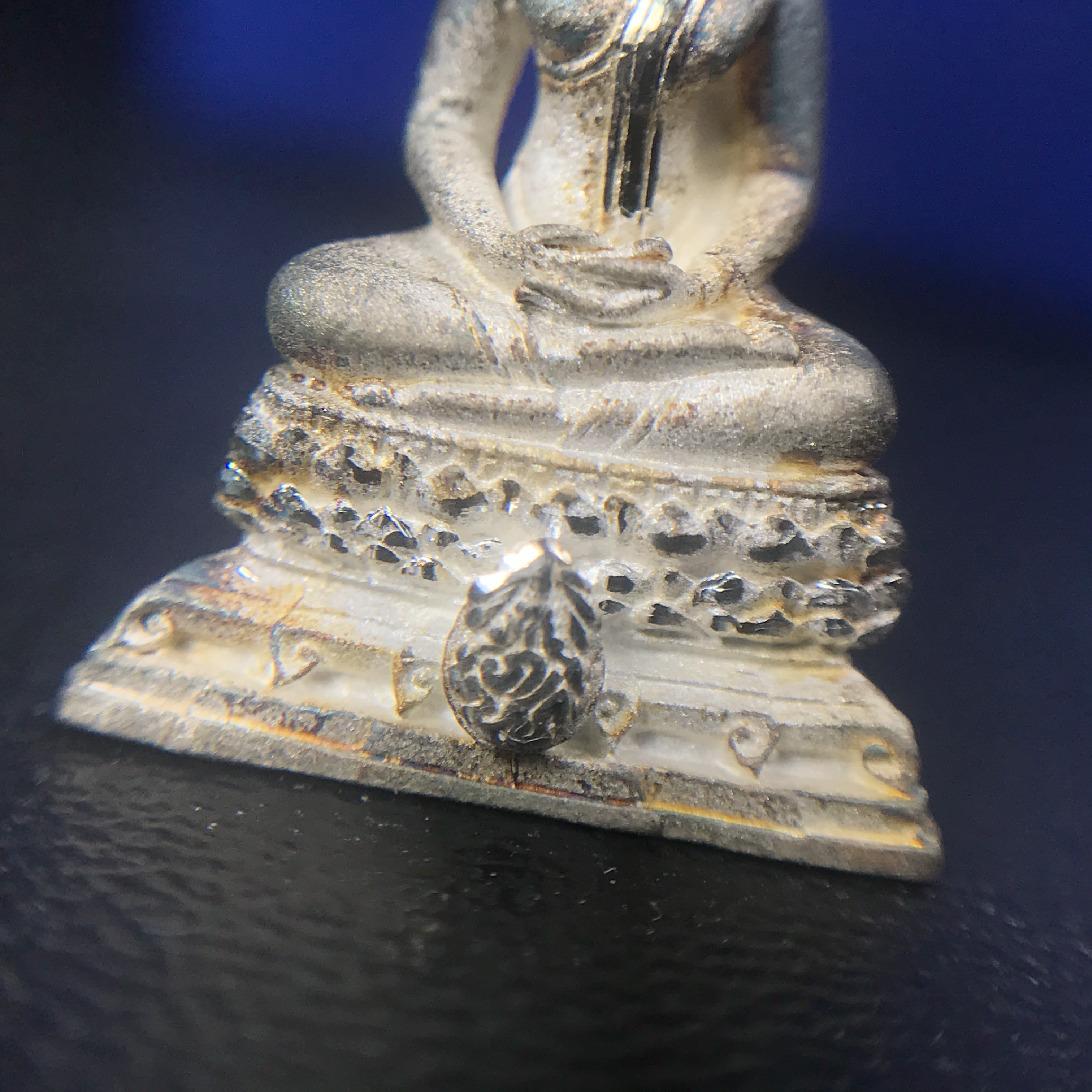 พระชัยวัฒน์พุทธสิหิงค์ ภปร. รุ่นสร้างหอพระธรรมศาสตร์ ปี2542 เนื้อเงิน(ผิวเดิม ขึ้นสีรุ้งธรรมชาติ แบบนิยม) มหาพิธี 3วาระอันยิ่งใหญ่