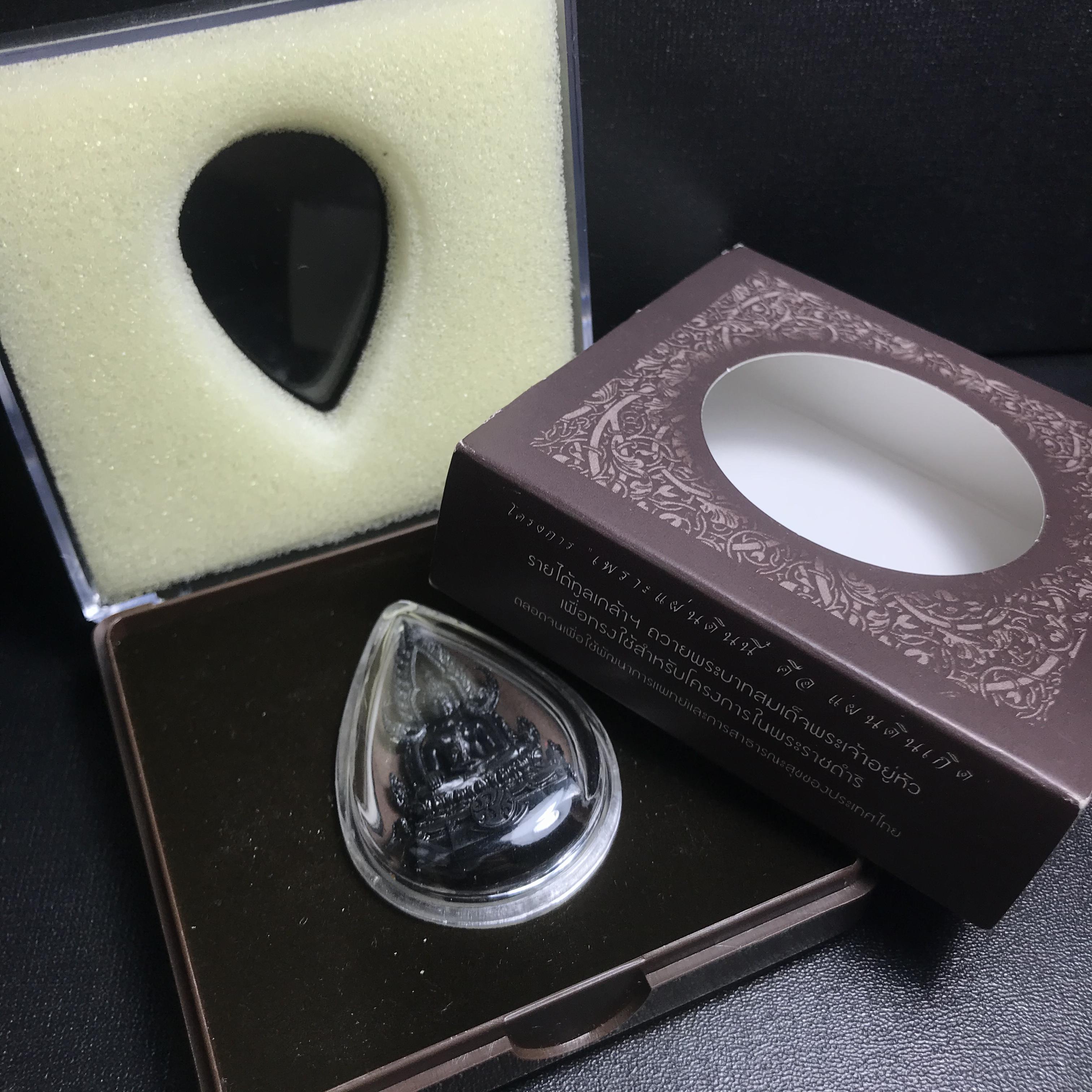 พระพุทธชินราช ภปร. โครงการ "เพราะแผ่นดินนี้ คือ แผ่นดินเกิด" ปี2548(รุ่นแรก) ลอยองค์ หน้าตัก 1/2 นิ้ว เนื้อเงินรมดำ