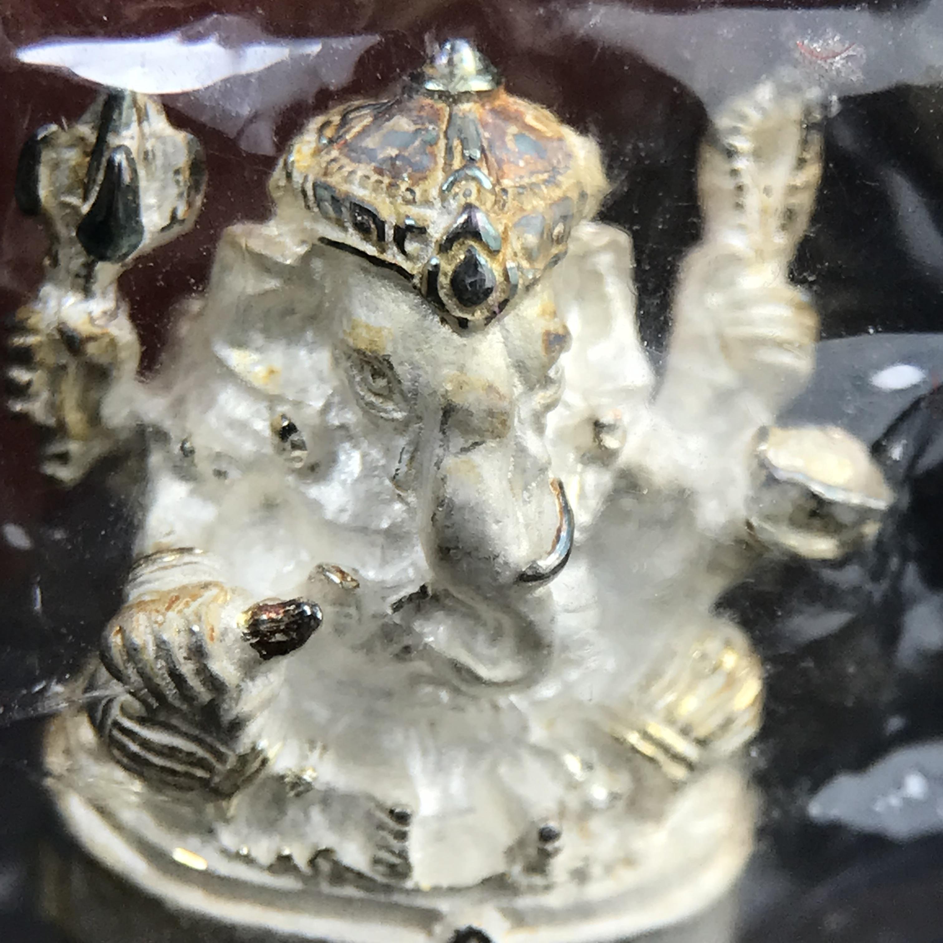 พระพิฆเนศ พิมพ์ลอยองค์ รุ่นแรก กรมศิลปากร ปี 2540 เนื้อเงิน ผิวเดิมติดรุ้งๆ(ซีนซองเดิมพร้อมกล่องไม้และกล่องกระดาษครบชุด)พิธีใหญ่ เข้มขลัง มวลสารศักดิ์สิทธิ์ (เทพเจ้าแห่งความสำเร็จและศิลปวิทยาการ)ยอดนิยมหายาก