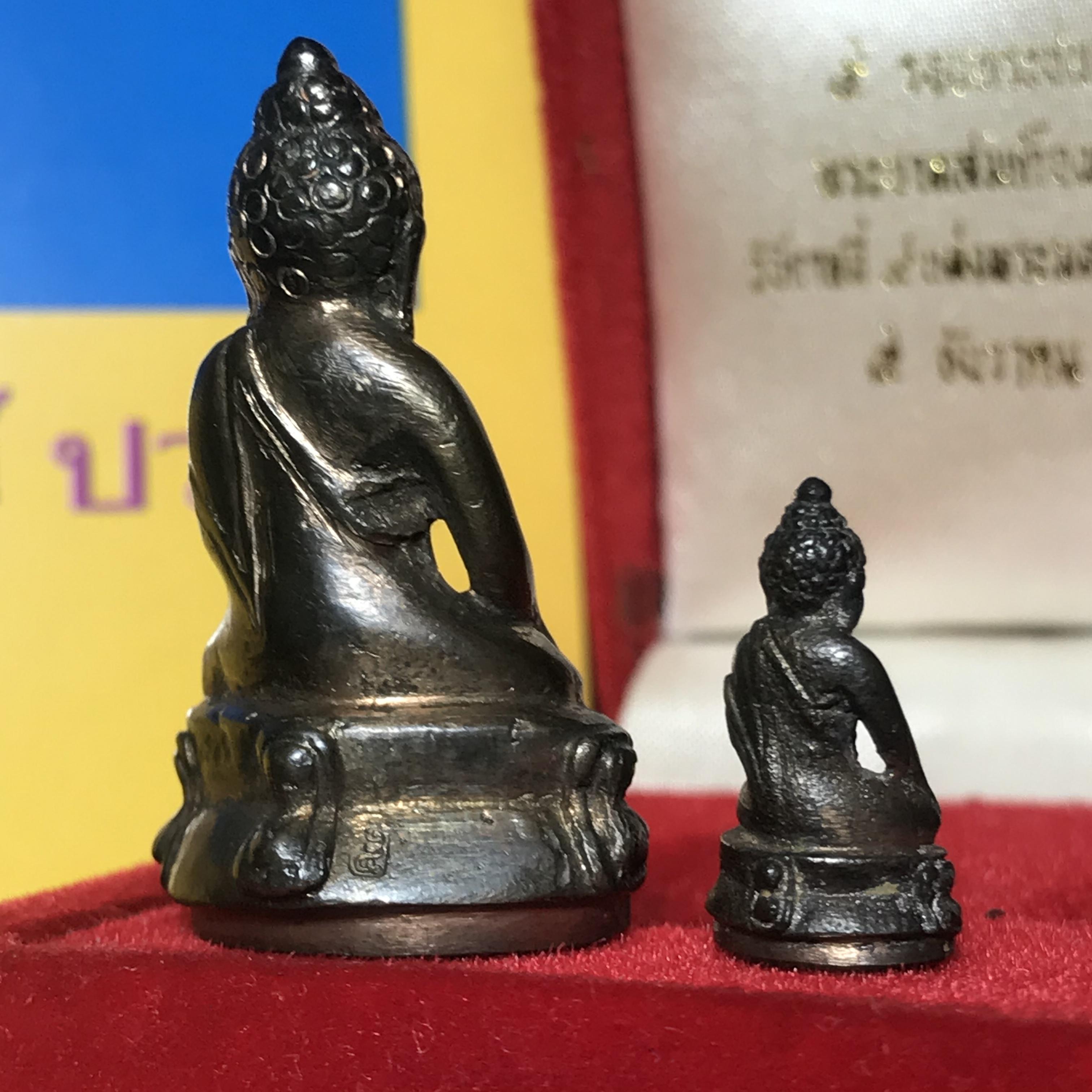 พระกริ่ง-พระชัยวัฒน์ ปวเรศ ปี2530 วัดบวรนิเวศราชวรวิหาร(ในหลวง ร.9 เสด็จเททอง)(บรรจุเส้นเกศาในหลวงรัชกาลที่9)พร้อมสูจิบัตรเดิมตอนจัดสร้าง(สภาพสวยครบสมบูรณ์))