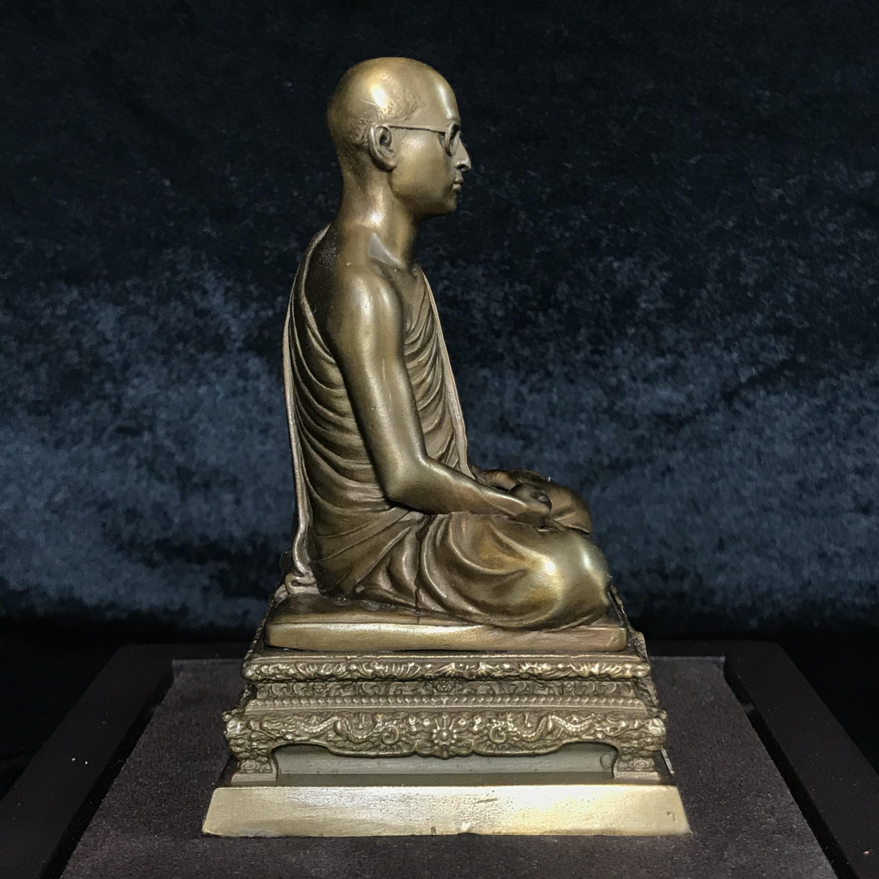 พระบรมรูปพระบาทสมเด็จพระเจ้าอยู่หัวรัชกาลที่9 ทรงผนวช(หน้าตัก2นิ้ว) เนื่องในโอกาสมหามงคลเฉลิมพระชนมพรรษา 7 รอบ 84 พรรษา 5 ธันวาคม 2554 (ใต้ฐานบรรจุผงจิตรลดามหามงคล และเส้นพระเจ้า ร.9)(คัดสภาพสวย แบบนิยม พร้อมครอบเดิม)(หายาก)