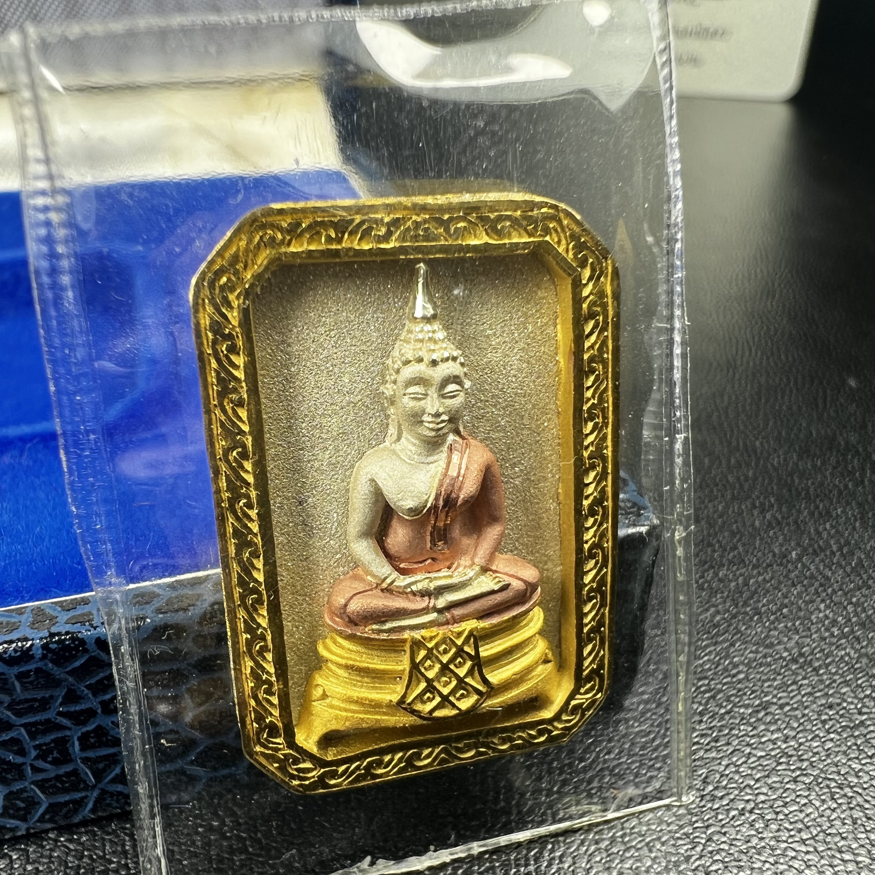 พระพุทธโสธร(หลวงพ่อโสธร) รุ่นสร้างอุโบสถ ปี2539 เนื้อเงินสามกษัตรย์ พิมพ์แปดเหลี่ยม(หายาก) สภาพสวยผิวเดิมซีนซองเดิมกล่องบรรจุการ์ดใบรับรองเดิมครบสมบูรณ์