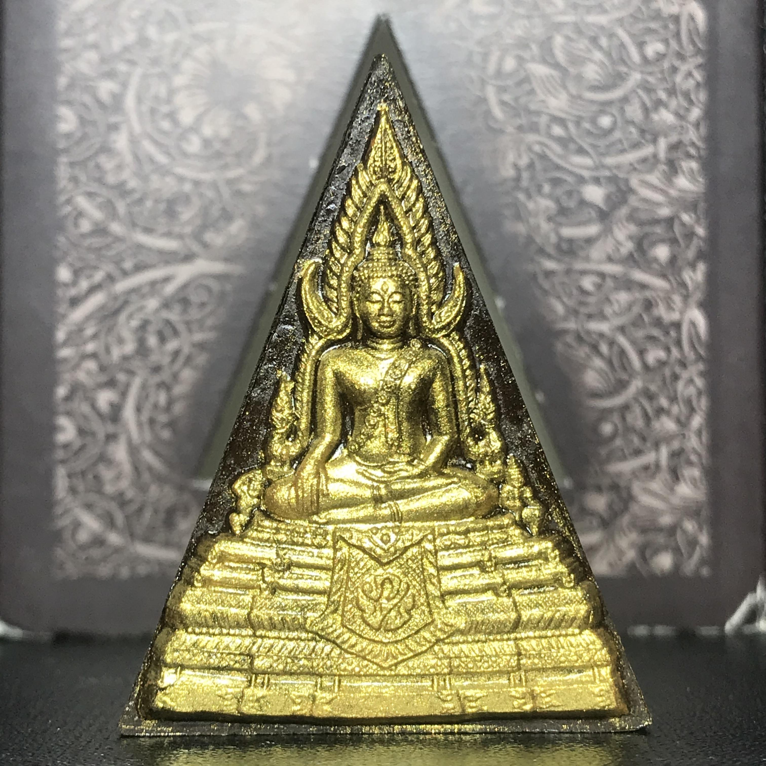 พระพุทธชินราช ภปร. โครงการ "เพราะแผ่นดินนี้ คือ แผ่นดินเกิด" ปี2548(รุ่นแรก) พระผงหลัง ภ.ป.ร. ทองแดง (พระราชทานเส้นพระเจ้า (เส้นผม)และมวลสารจิตรลดา)