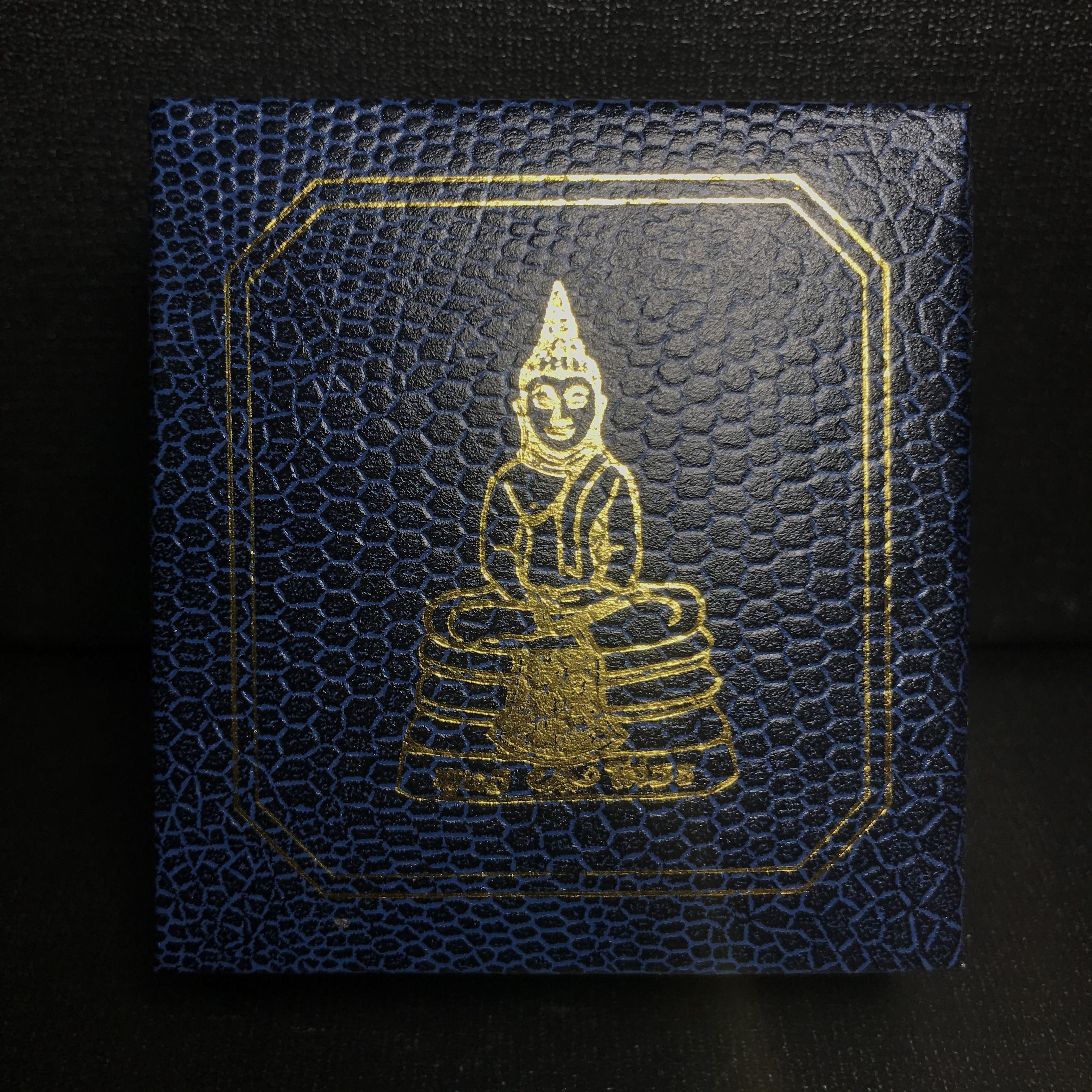 พระพุทธโสธร(หลวงพ่อโสธร) รุ่นสร้างอุโบสถ ปี2539 เนื้อเงิน พิมพ์แปดเหลี่ยม(หายาก) สภาพสวยผิวเดิมขึ้นน้ำทองสีรุ้งแบบนิยม กล่องบรรจุเดิมครบสมบูรณ์