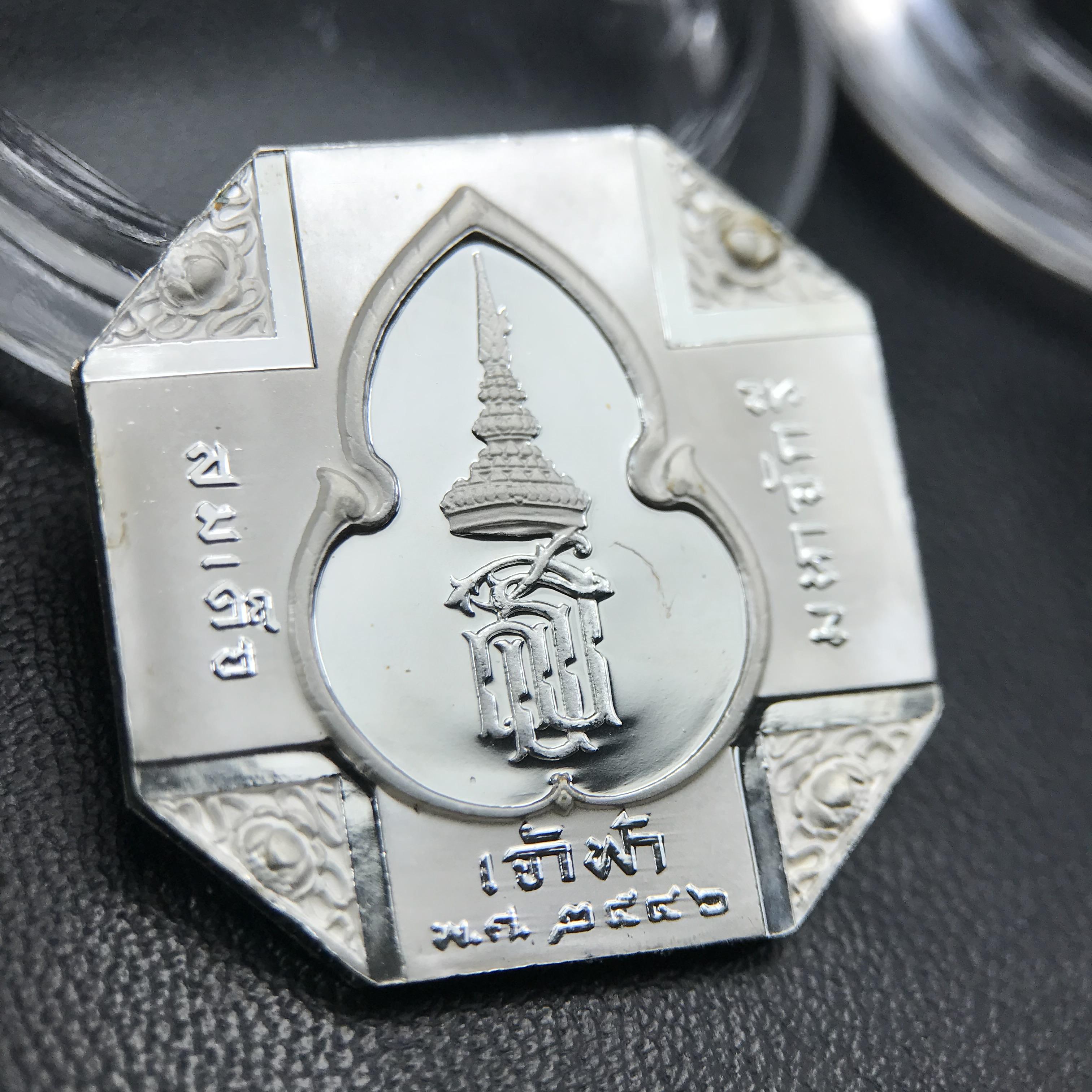 เหรียญหลวงพ่อทวด รุ่นสมเด็จเจ้าฟ้ามหาจักรี 48พรรษา โดยสภากาชาดไทย ปี2546 ชุดเหรียญเนื้อเงิน4ขนาด(ครบชุดพร้อมตลับบรรจุเดิม)พุทธาภิเษก ณ วัดช้างให้ จังหวัดปัตตานี