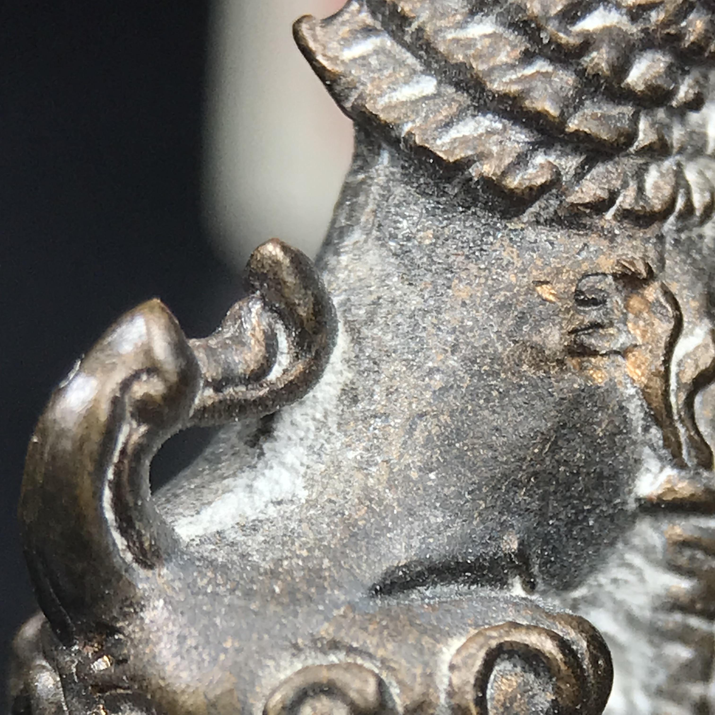 สิงห์เจ้าพ่อดำ วัดบุพพาราม จ.เชียงใหม่ ปี 2518 เนื้อนวโลหะ(ตอก 2 โค๊ต)หายาก(สภาพผิวเดิมสวยเดิมกล่องครบ) สิงห์รุ่นนี้มีพิธีดีมีเกจิอาจารย์ที่ร่วมปลุกเสกมากมาย****เครื่องราง ที่พระบาทสมเด็จพระเจ้าอยุ่รัชกาลที่ ๙ ทรงเสด็จฯประกอบพิธีด้วยพระองค์เอง