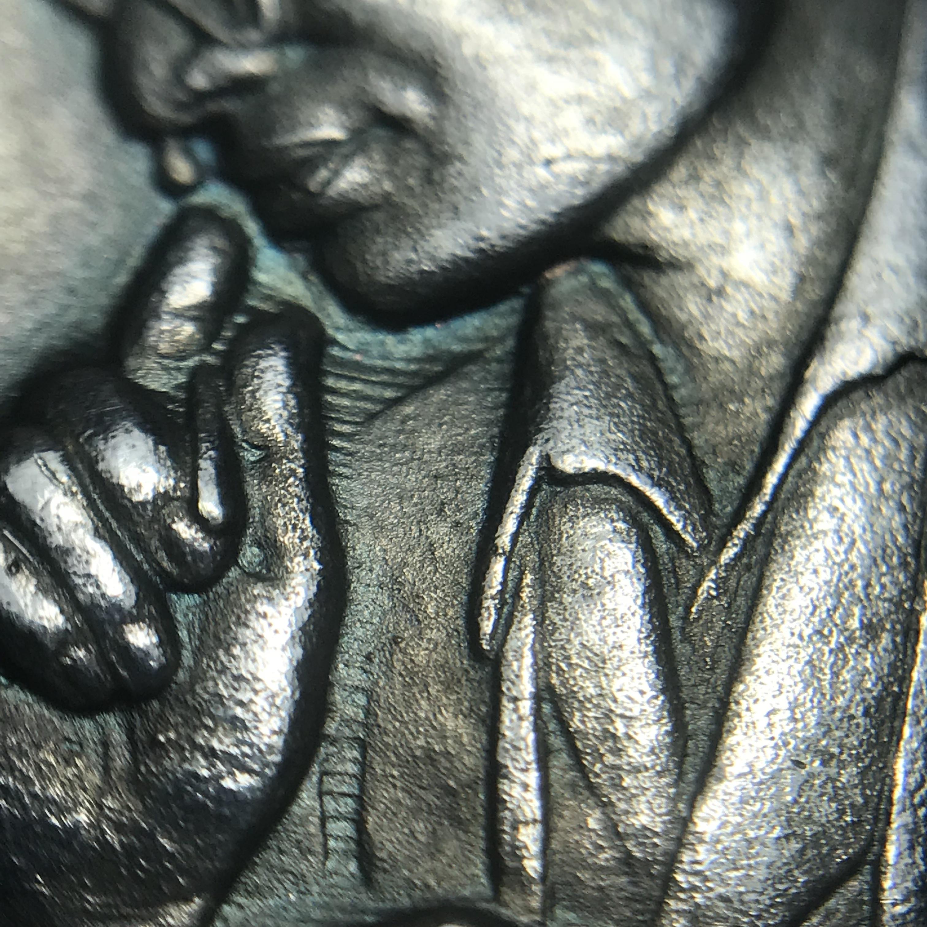 เหรียญพระมหาชนก ปี2539(รุ่นแรก) เนื้อเงิน พิมพ์ใหญ่บล็อกนิยมหายากสุดในรุ่น(วงเดือน คอจุด) ผิวเดิมสีรุ้งธรรมชาติแบบนิยม พร้อมหนังสือสภาพสวยครบชุด